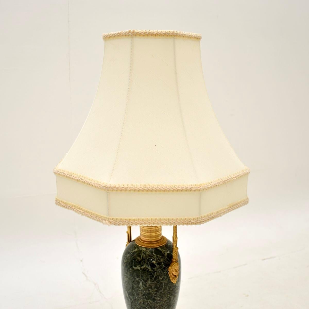 Néoclassique Lampe de table française ancienne en marbre et métal doré en vente
