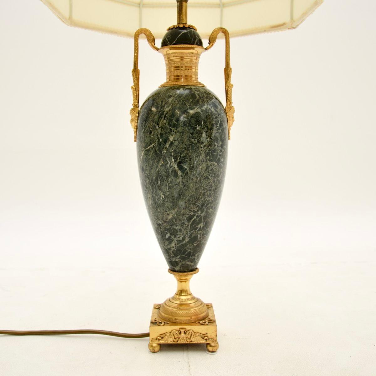 Français Lampe de table française ancienne en marbre et métal doré en vente