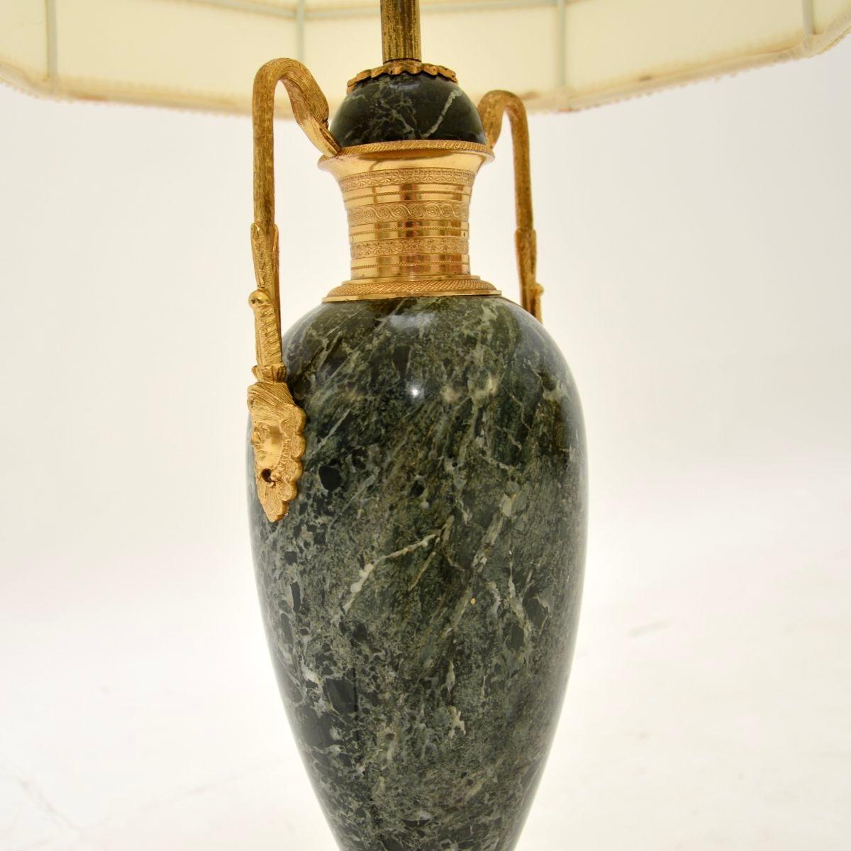 Doré Lampe de table française ancienne en marbre et métal doré en vente