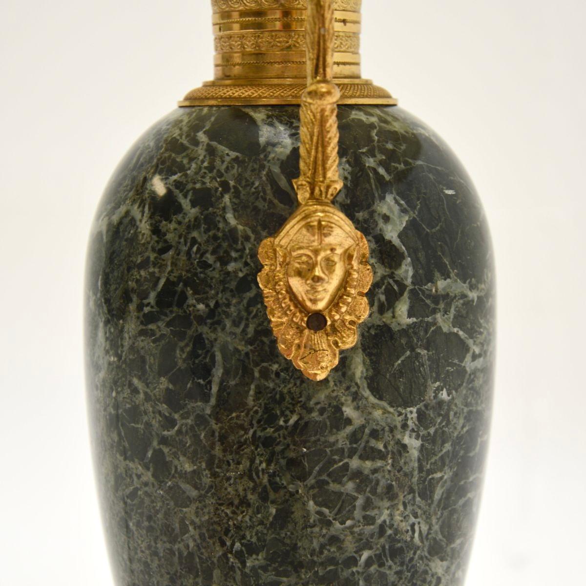 Fin du XIXe siècle Lampe de table française ancienne en marbre et métal doré en vente