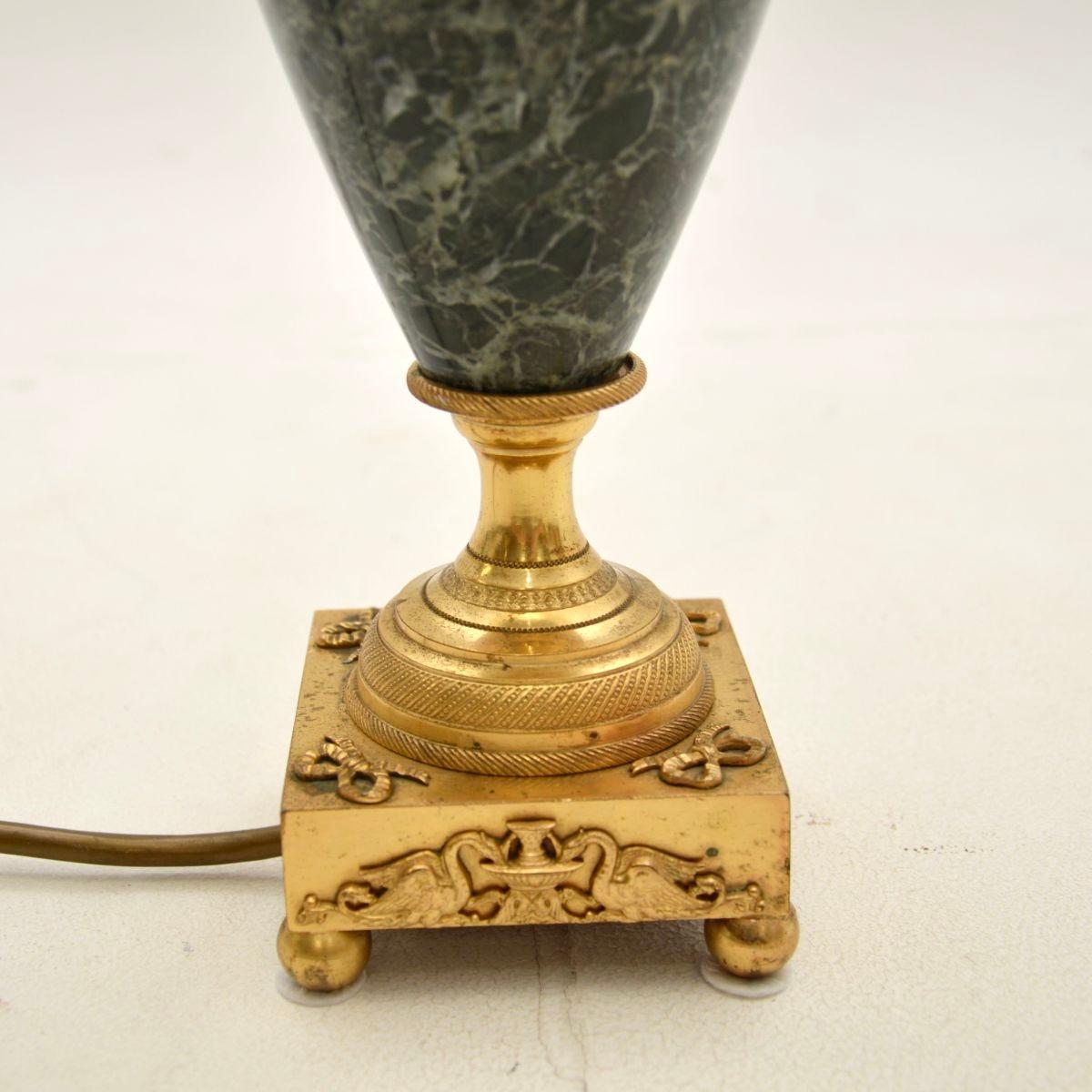 Métal Lampe de table française ancienne en marbre et métal doré en vente
