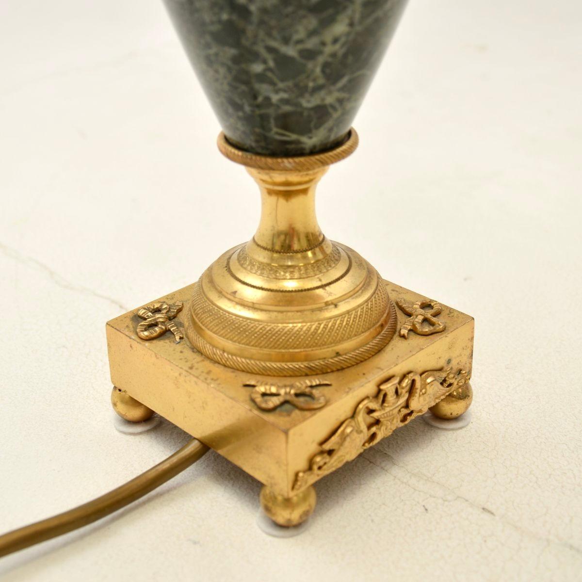 Lampe de table française ancienne en marbre et métal doré en vente 1