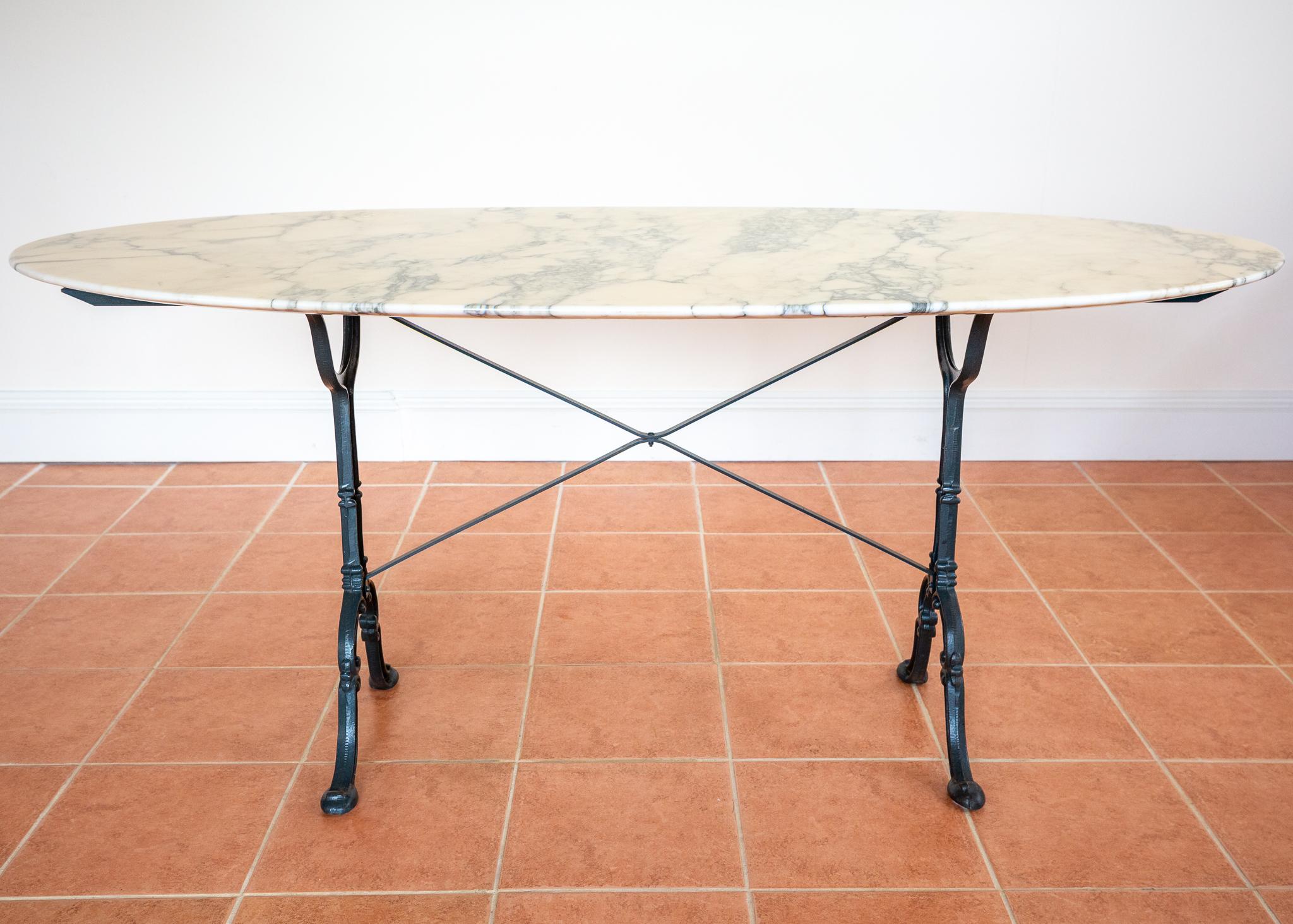 Une table en marbre et en fonte d'une sculpture exquise, extrêmement rare et merveilleusement polyvalente, de grande taille et élancée, en merveilleux état ancien. Fabriquée de main de maître en France au milieu et à la fin du XIXe siècle, vers