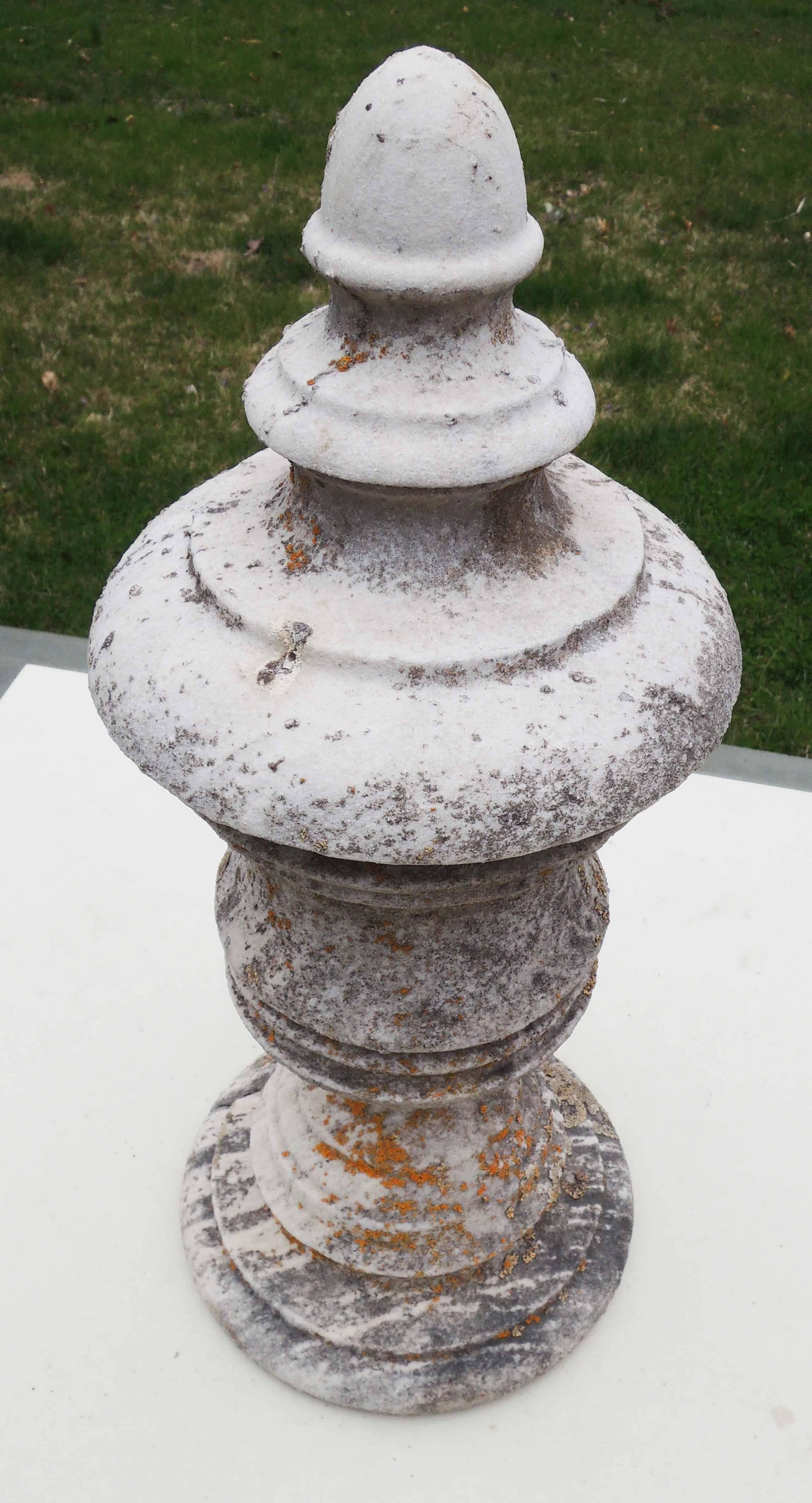Beautiful worn limestone, patinated with lichen, ornamental finial of imposing presence.
Will hold an arrangement on a table inside...