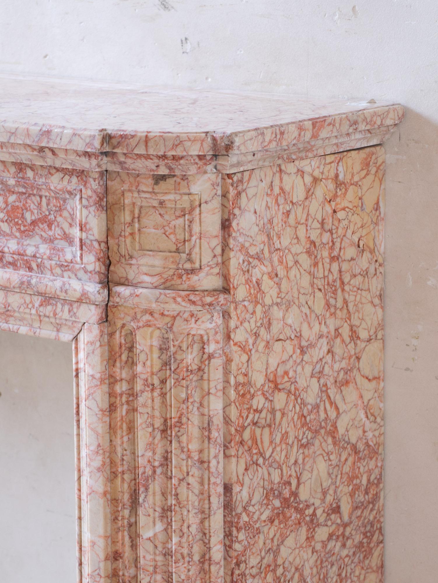 Antique French marble fireplace in pink tones In Good Condition For Sale In Baambrugge, NL