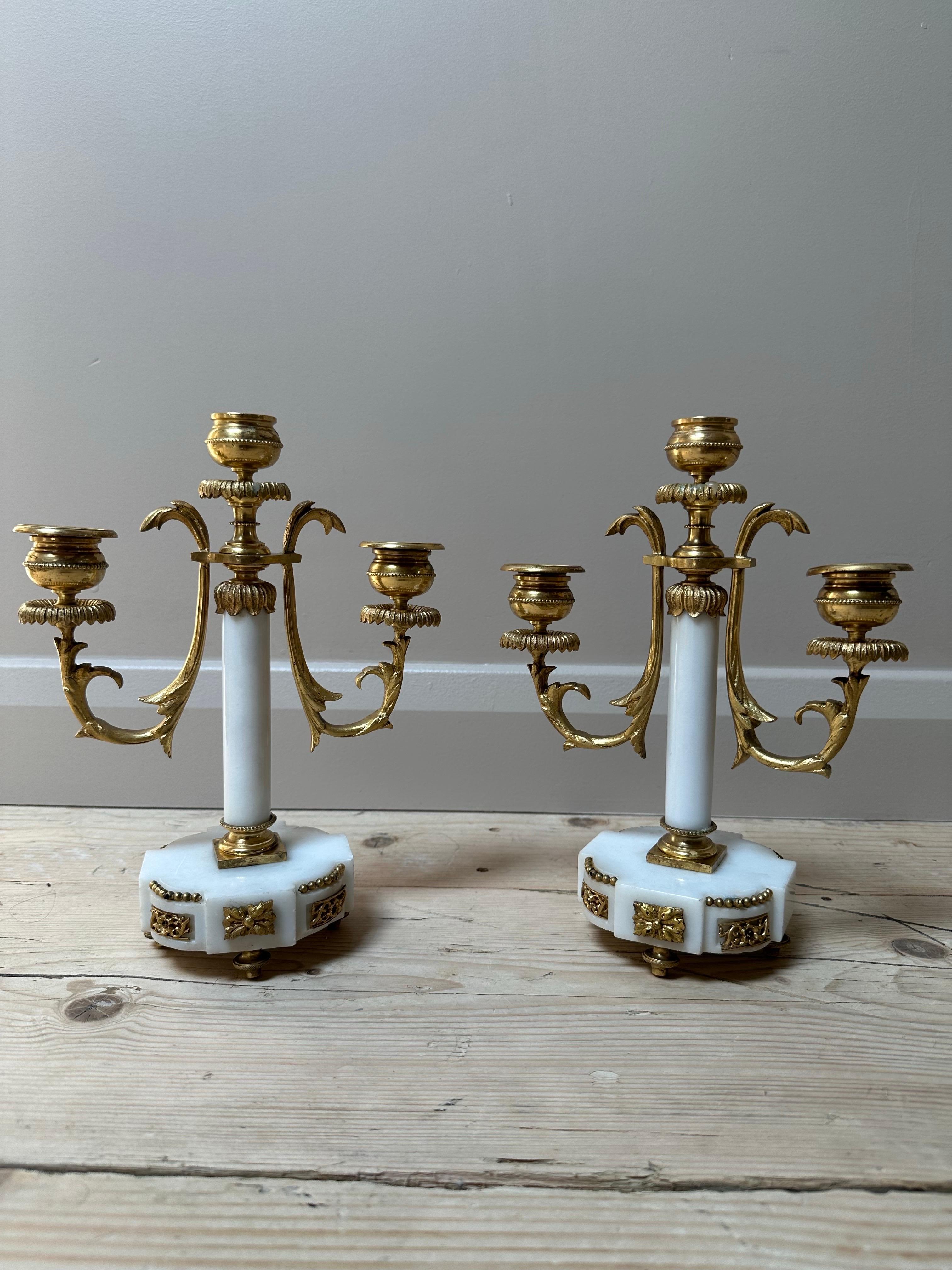 Antiquités - Candélabres en marbre et laiton doré circa 1820 en vente 3
