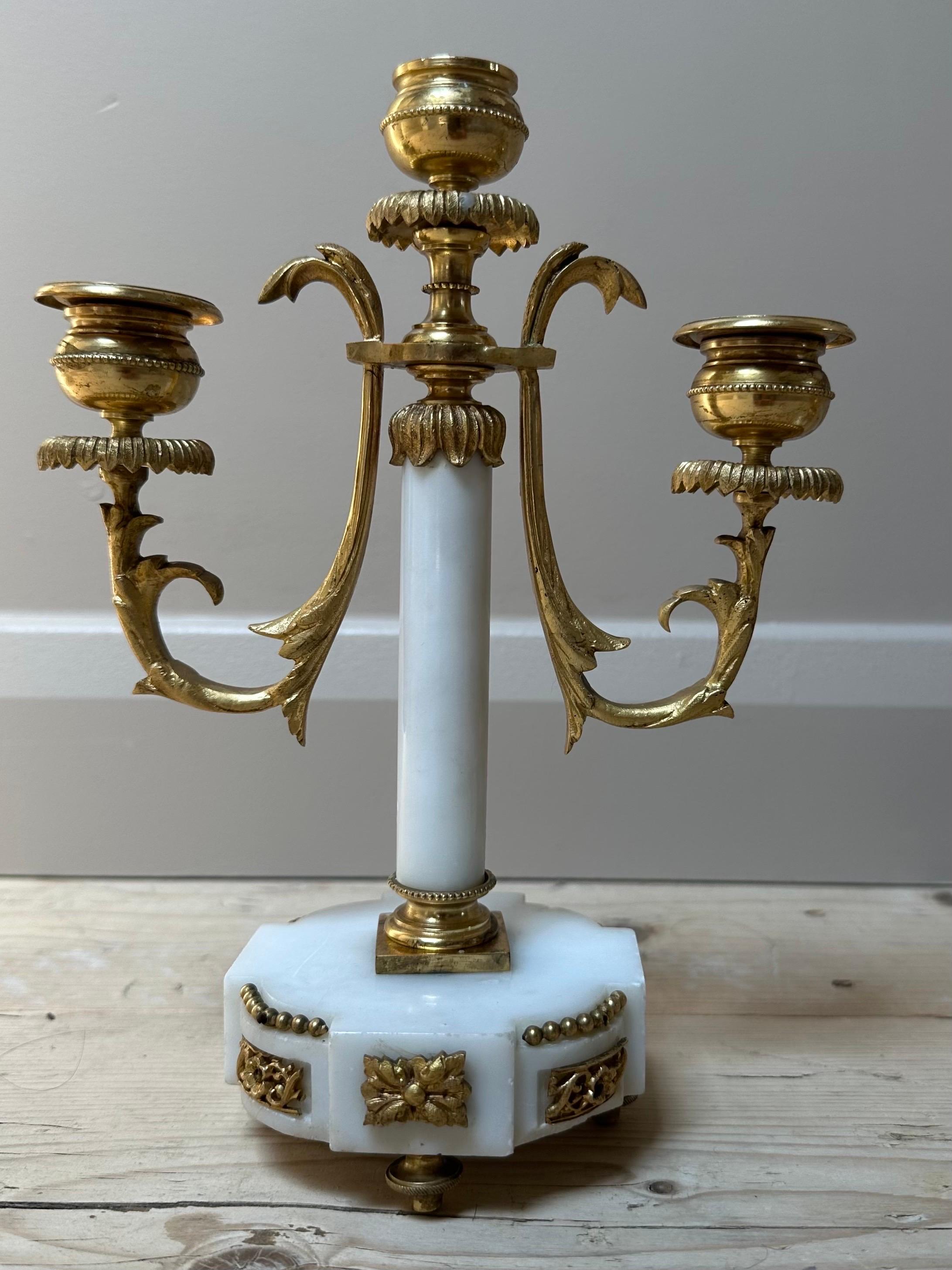 Empire Antiquités - Candélabres en marbre et laiton doré circa 1820 en vente