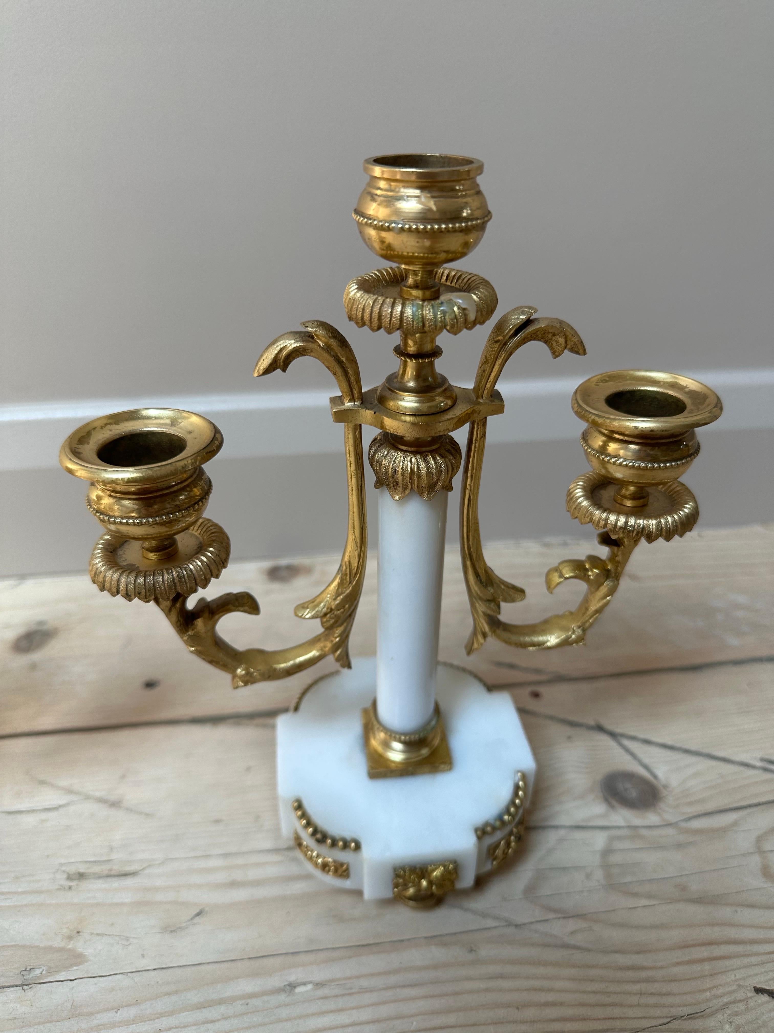 Sculpté à la main Antiquités - Candélabres en marbre et laiton doré circa 1820 en vente