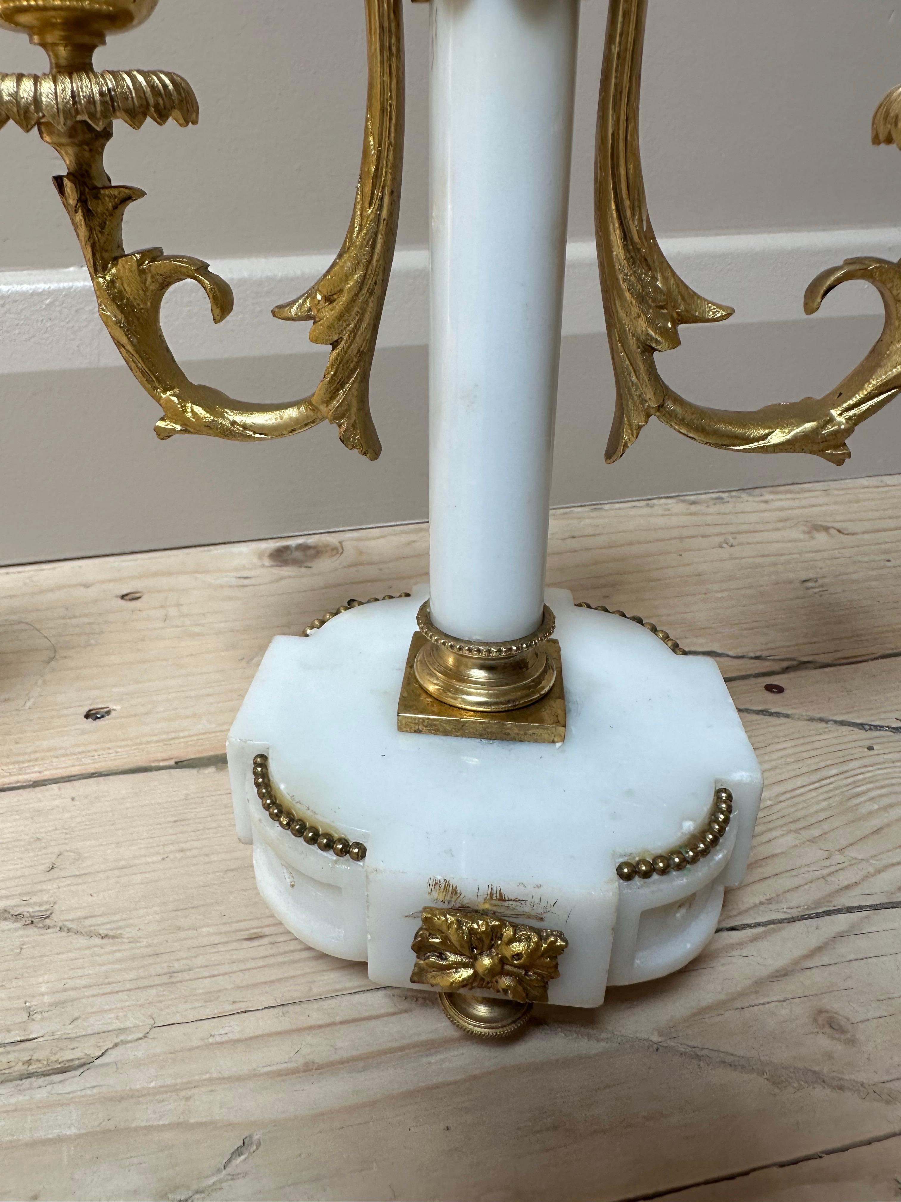 Laiton Antiquités - Candélabres en marbre et laiton doré circa 1820 en vente