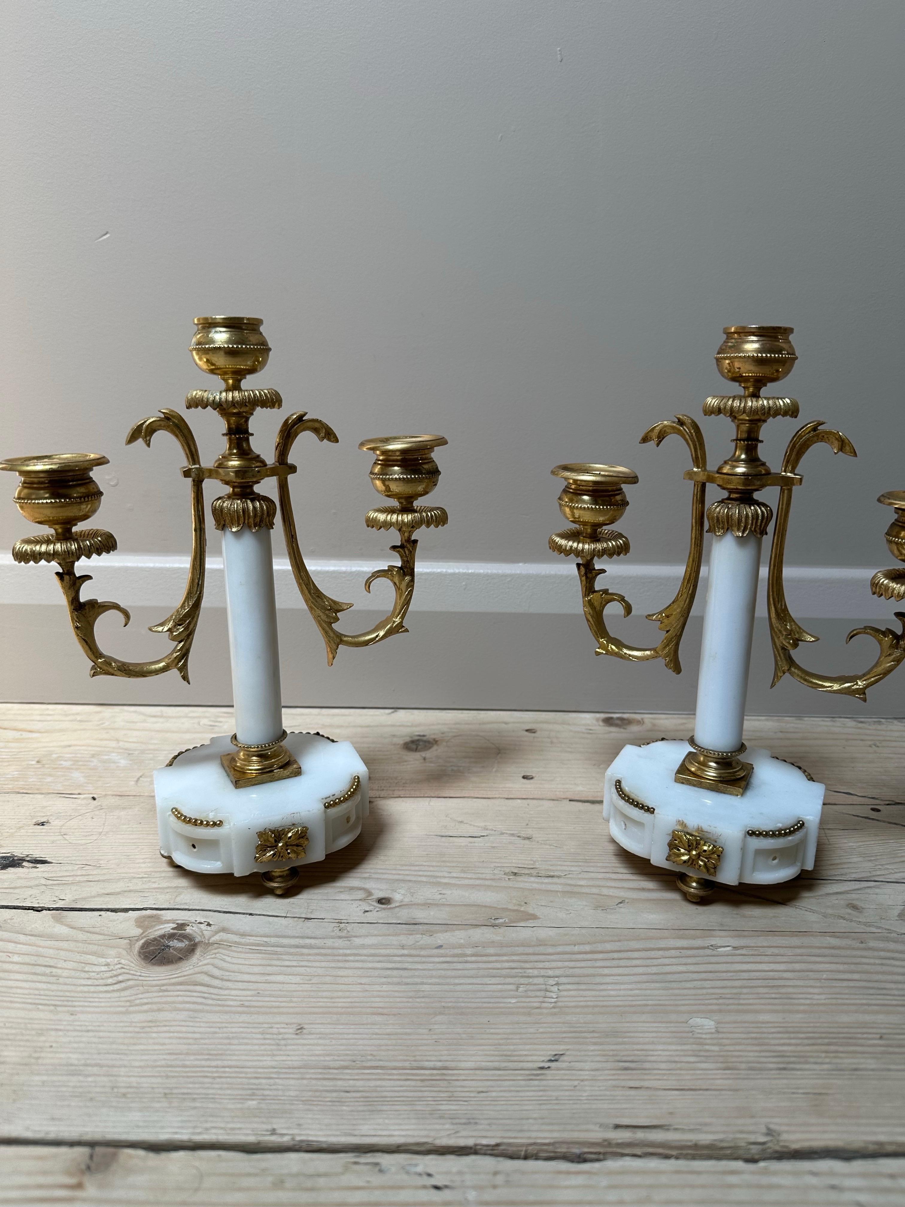Antiquités - Candélabres en marbre et laiton doré circa 1820 en vente 1