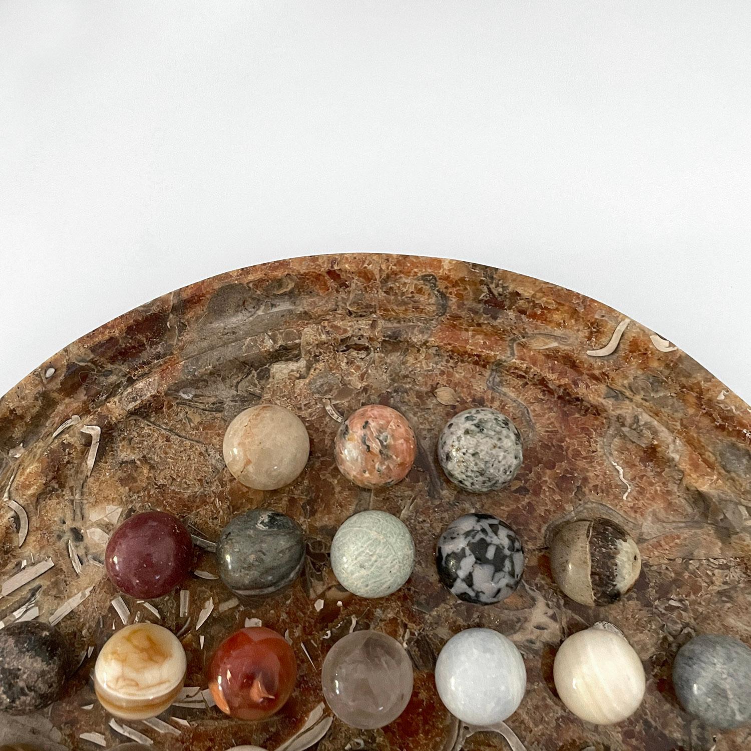 Antikes französisches Solitär-Spielbrett aus Marmor mit Natursteinen  im Zustand „Gut“ im Angebot in Los Angeles, CA