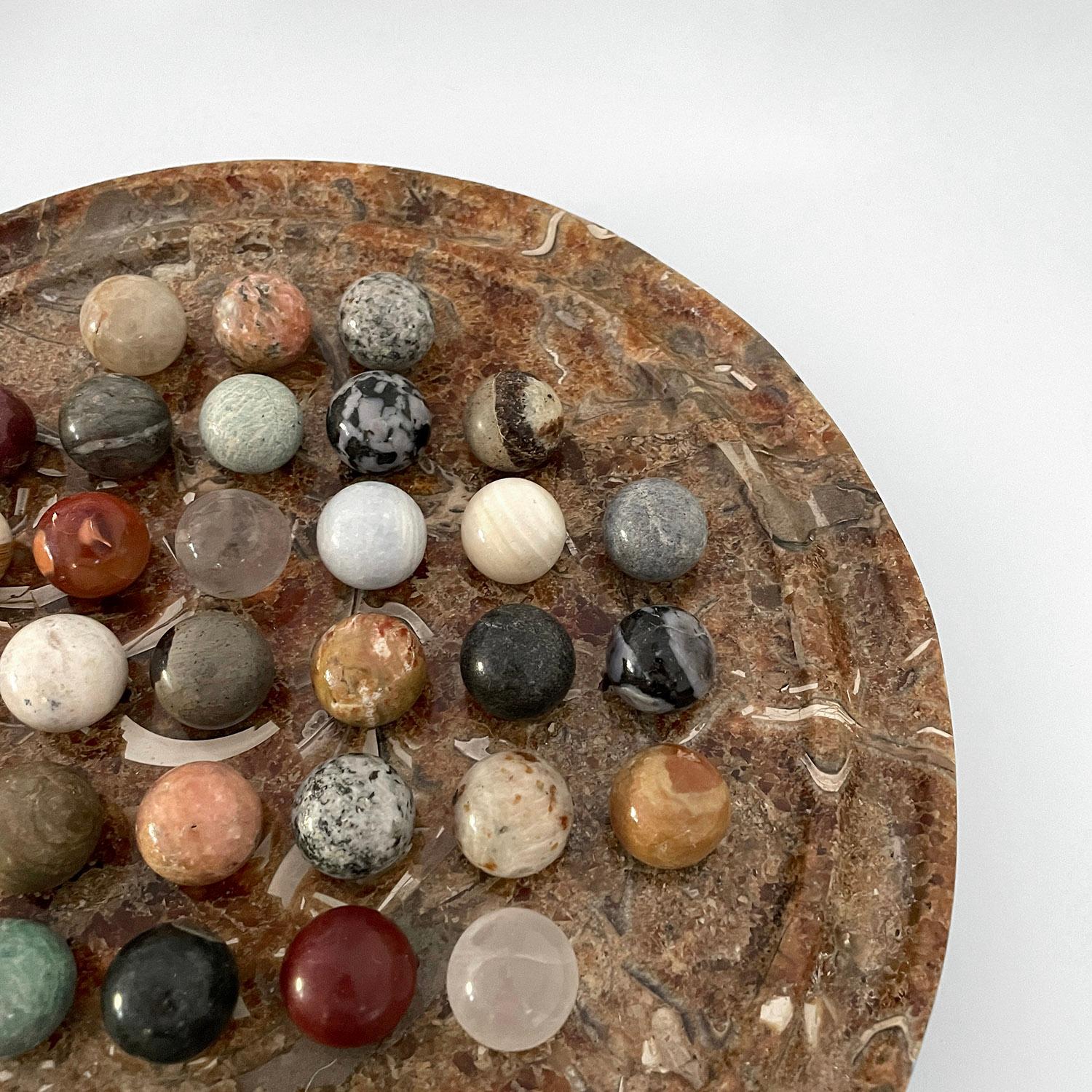 Antikes französisches Solitär-Spielbrett aus Marmor mit Natursteinen  (20. Jahrhundert) im Angebot