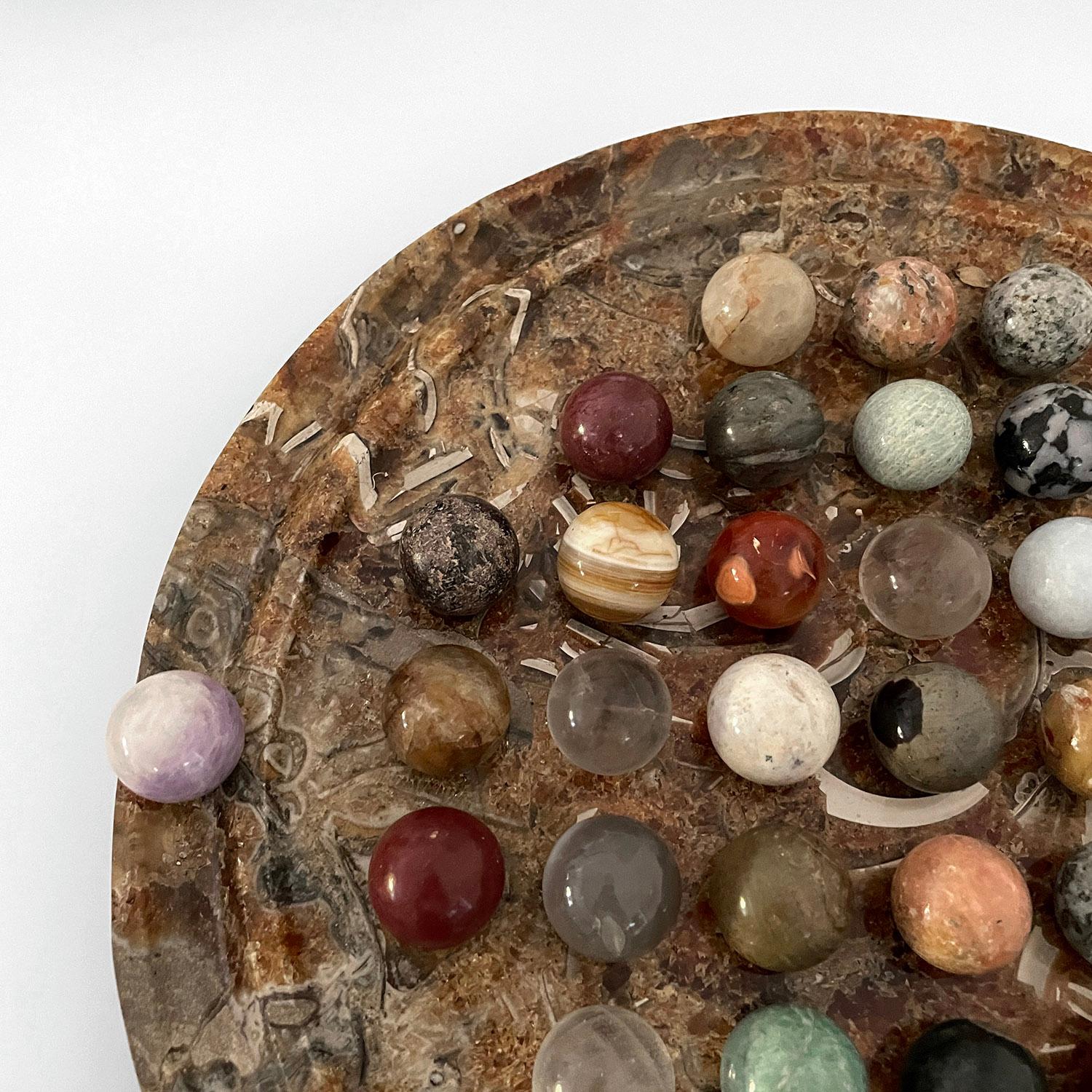 Antikes französisches Solitär-Spielbrett aus Marmor mit Natursteinen  im Angebot 3