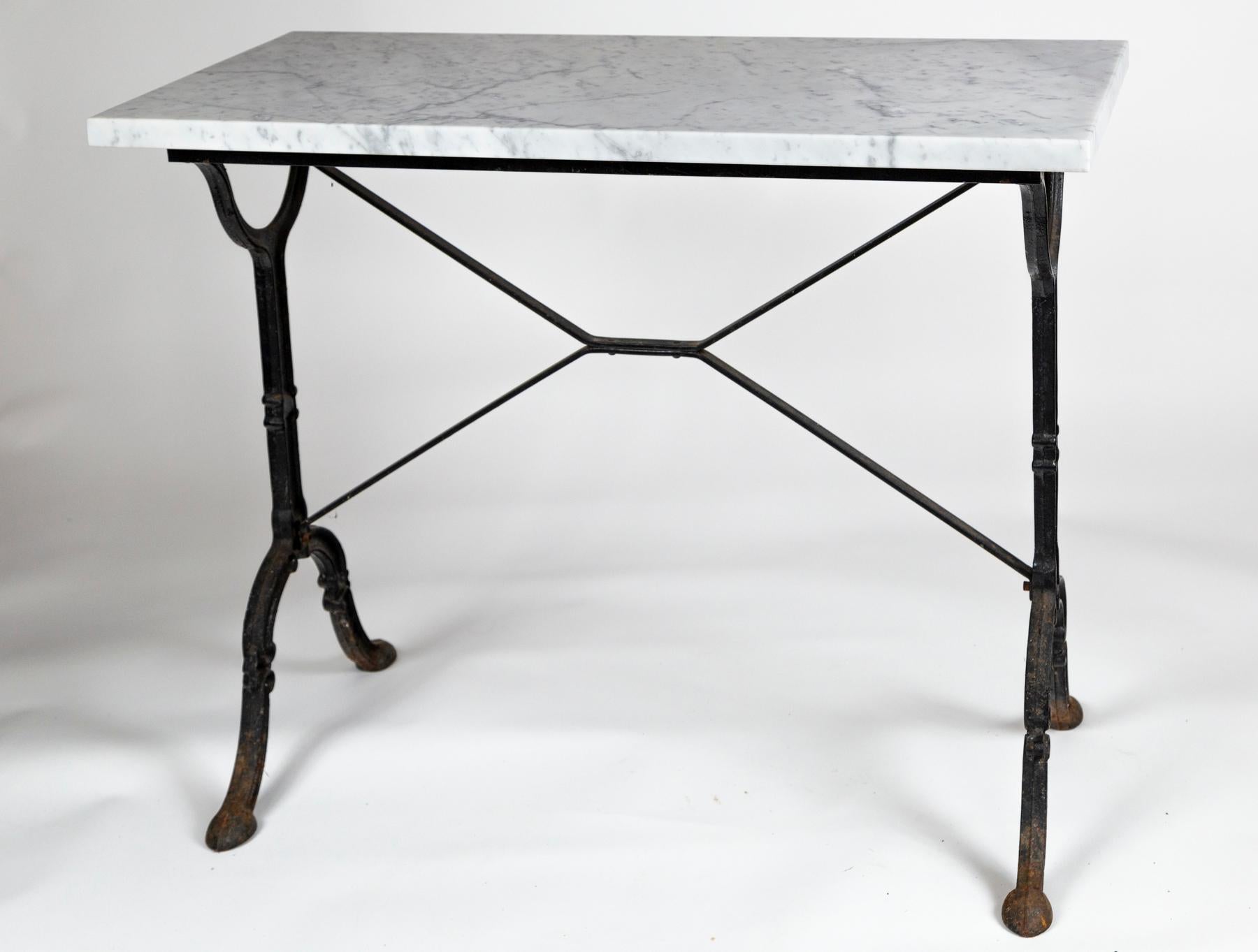 Ancienne table de bistrot française à plateau de marbre, vers 1920. Base en fer forgé finement détaillée. Marbre plus récent.