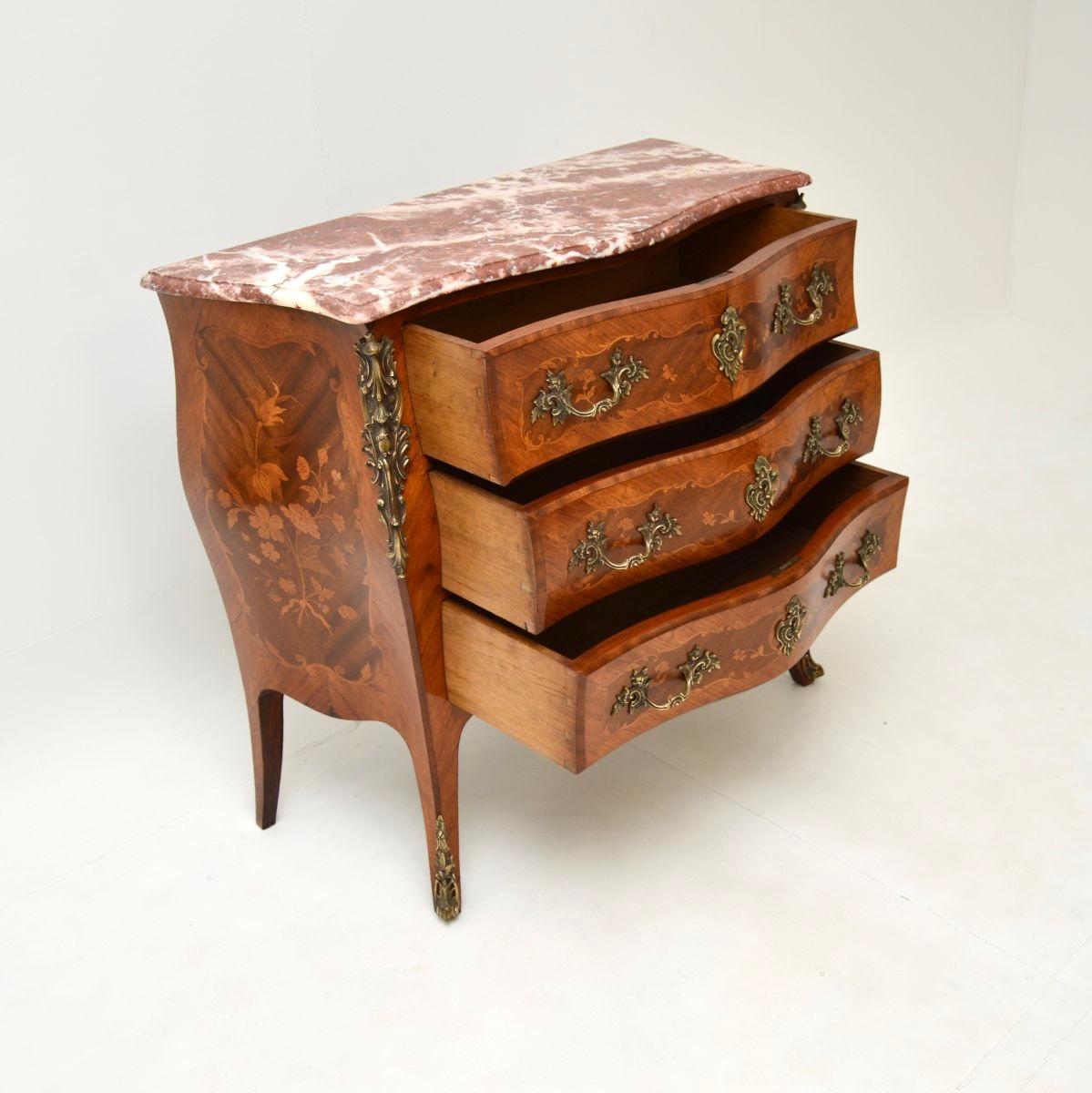 Uno splendido bombe commode francese con piano in marmo rouge originale. Questo modello è stato realizzato in Francia e risale al periodo 1890-1910.

È di qualità superba ed è realizzato con diversi Wood intarsiati in splendidi disegni. La qualità è