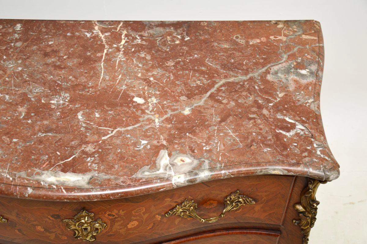 Fin du XIXe siècle Ancienne commode bombée française à plateau en marbre en vente