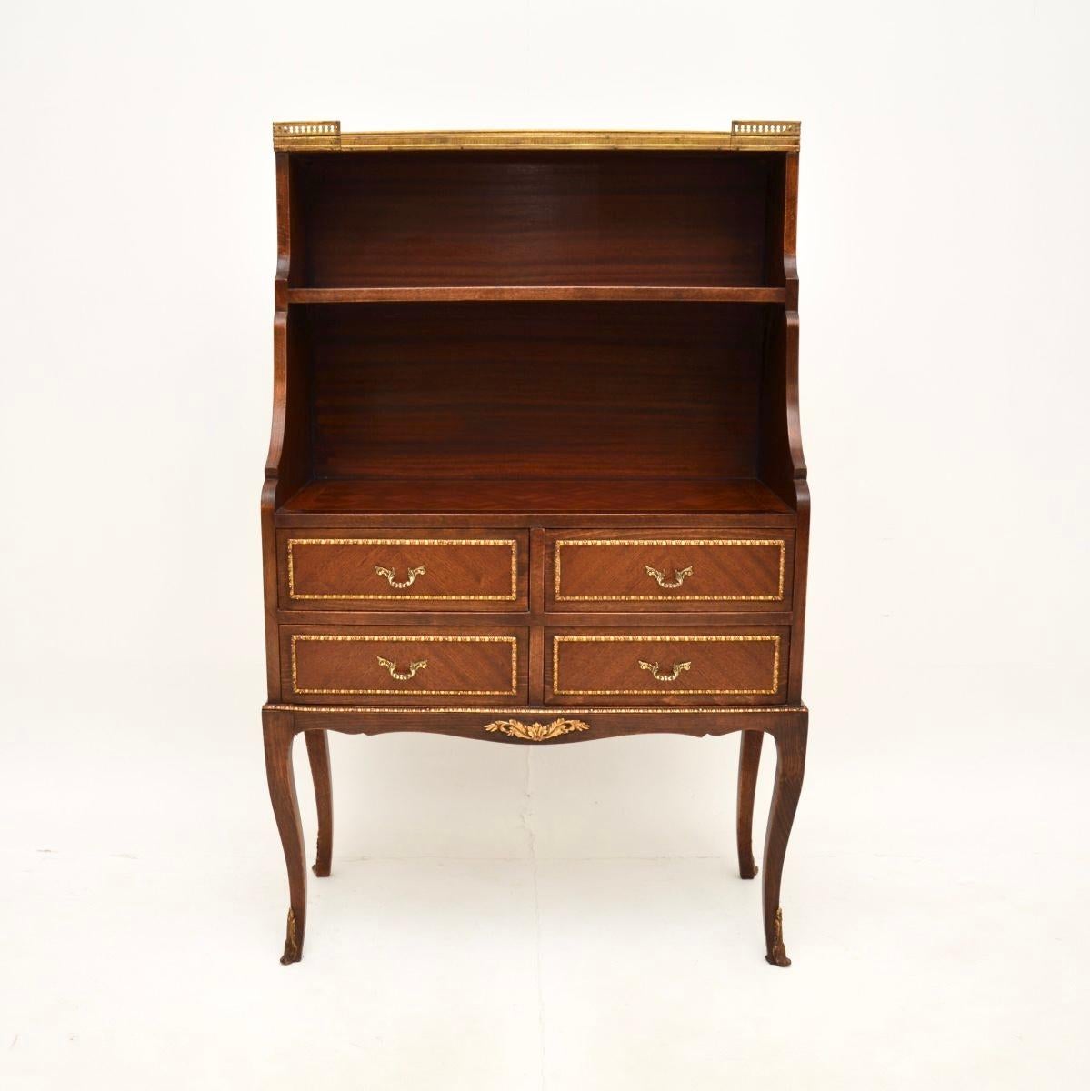 A stunning antique French marble top bookcase, dating from around the 1900-1920 period.

It is of extremely fine quality and has a beautiful design. This was made from a combination of woods, the lower and middle shelves have impressive inlaid