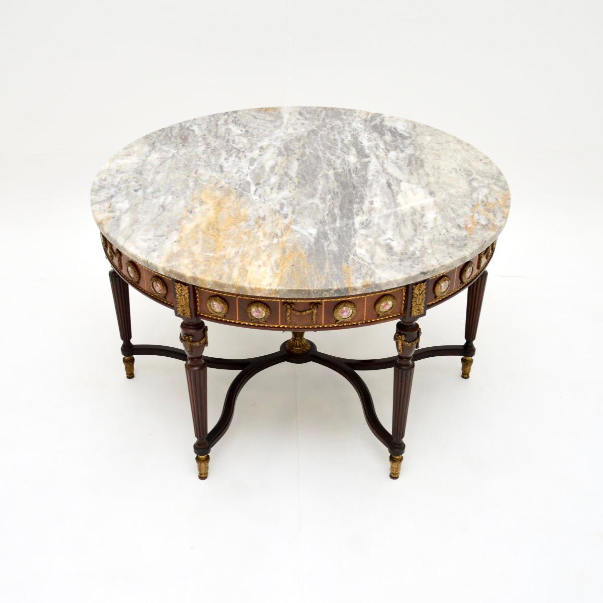 Une belle et impressionnante table basse ancienne en marbre français. Fabriqué en France, il date des années 1930.

La qualité est superbe, le cadre est fabriqué à partir de bouleau et de noyer massifs. Il y a des montures en métal doré ou en bronze