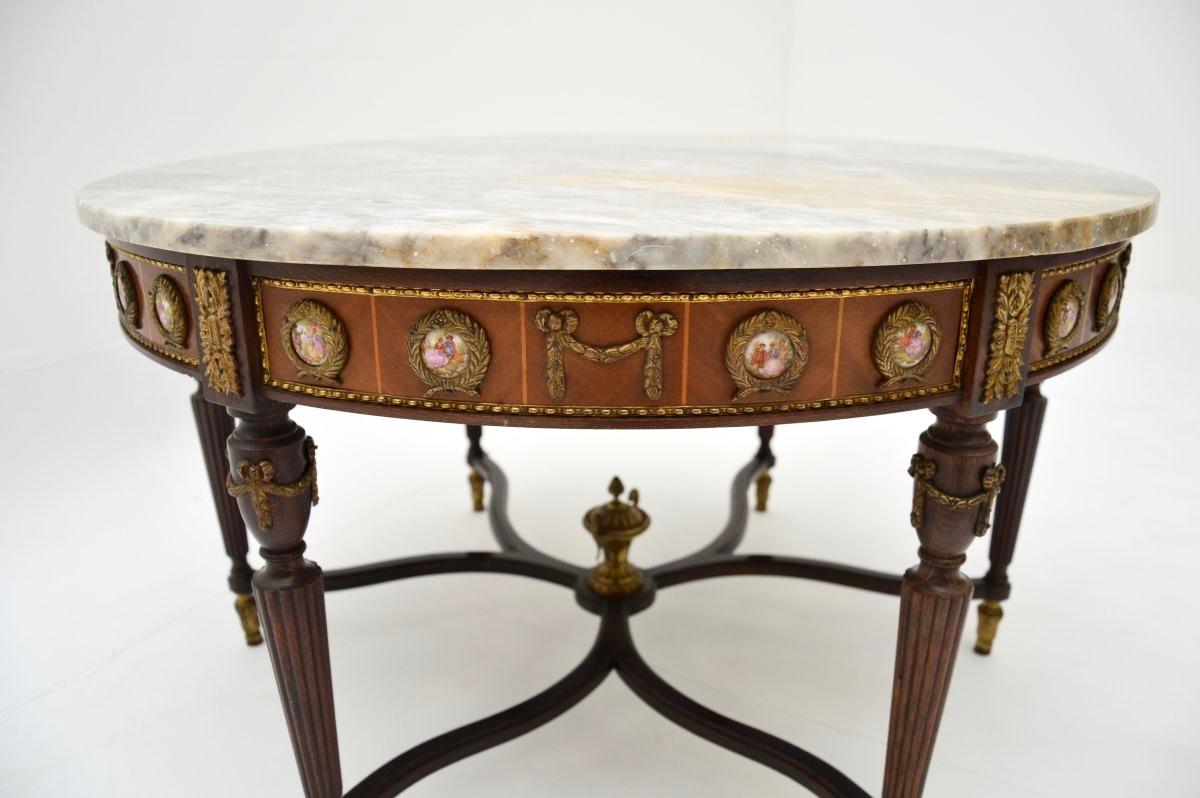 Français Table basse ancienne française à plateau en marbre en vente