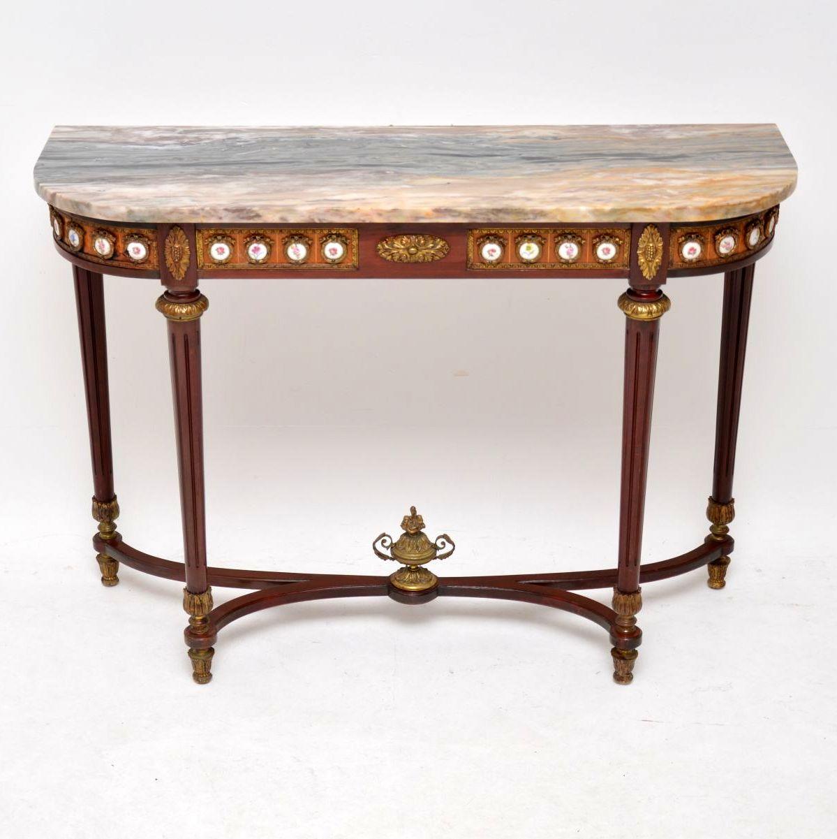 Fine quality antique French marble top mahogany console side table in excellent original condition, with well-cast gilt bronze mounts and feet. There’s also a beautiful gilt bronze urn sitting on the middle of the cross stretchers between the legs.
