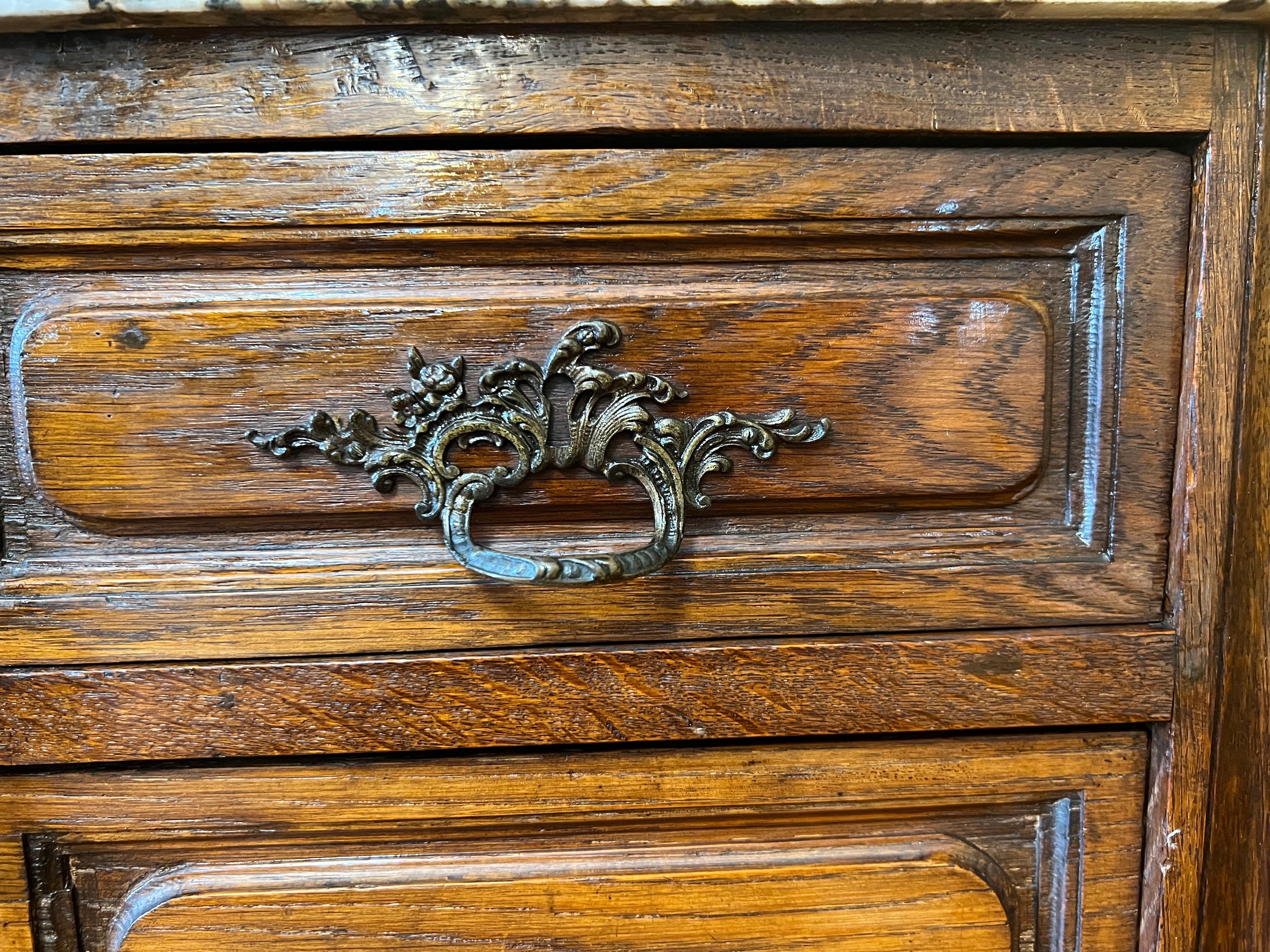 Marbre Anciennes armoires françaises à quatre tiroirs avec plateau en marbre en vente