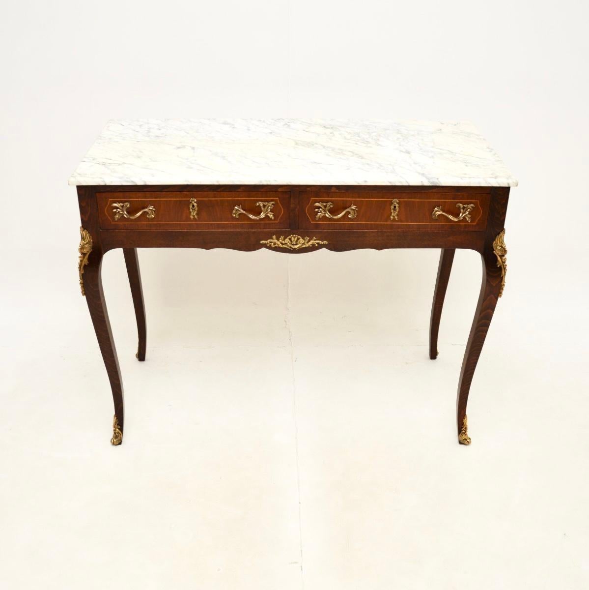 Un meraviglioso tavolo consolle francese con piano in marmo intarsiato in noce, risalente agli anni '30 circa.

È realizzato in modo eccellente ed è di qualità superba, è di dimensioni molto utili. I cassetti sono dotati di maniglie e supporti in