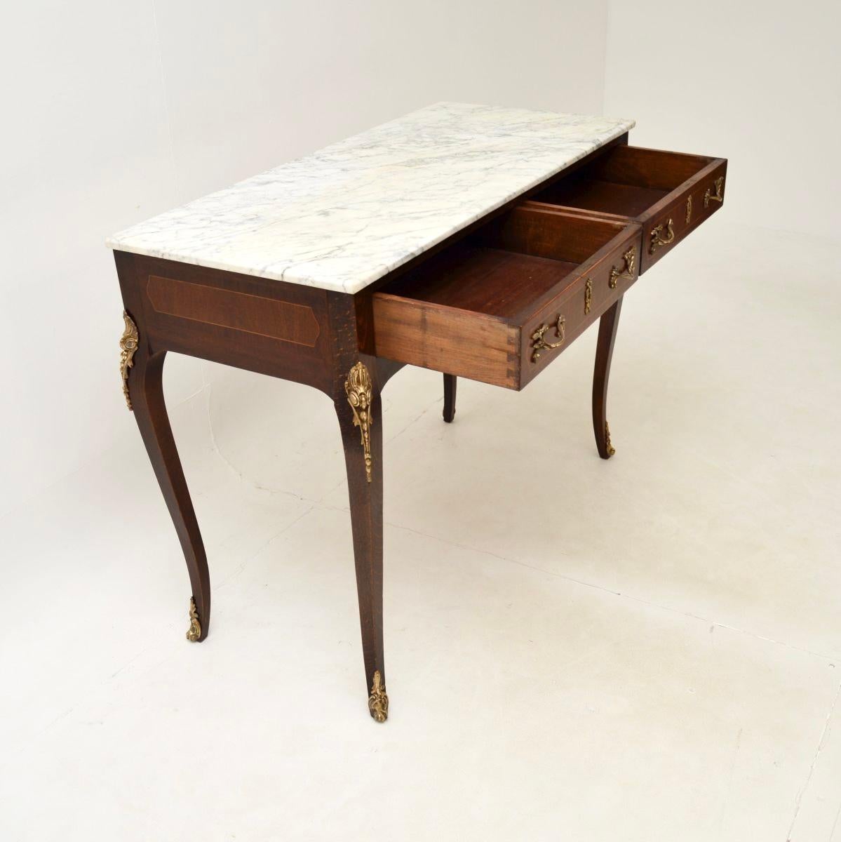 Luigi XV Antique French Tavolo consolle in noce intarsiato con piano in marmo in vendita