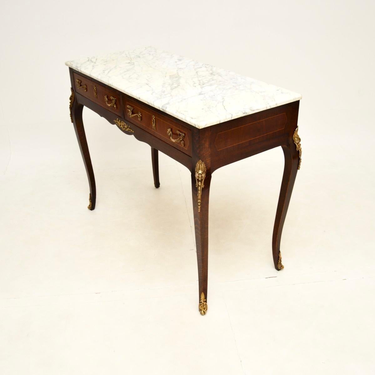 Francese Antique French Tavolo consolle in noce intarsiato con piano in marmo in vendita