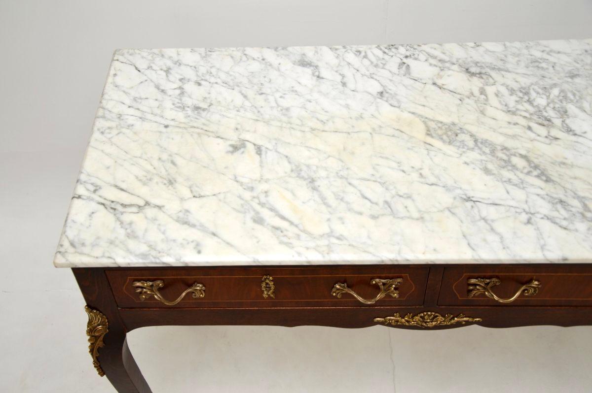 Antique French Tavolo consolle in noce intarsiato con piano in marmo In condizioni buone in vendita a London, GB