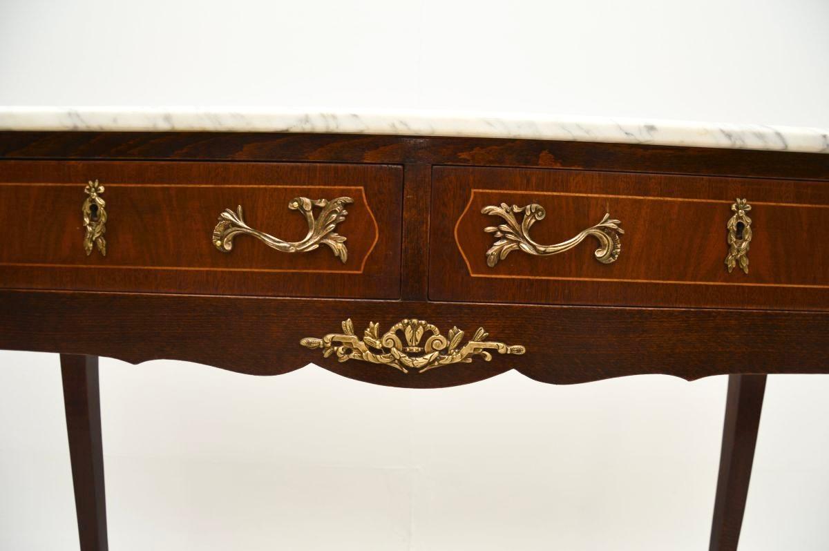Antique French Tavolo consolle in noce intarsiato con piano in marmo in vendita 2