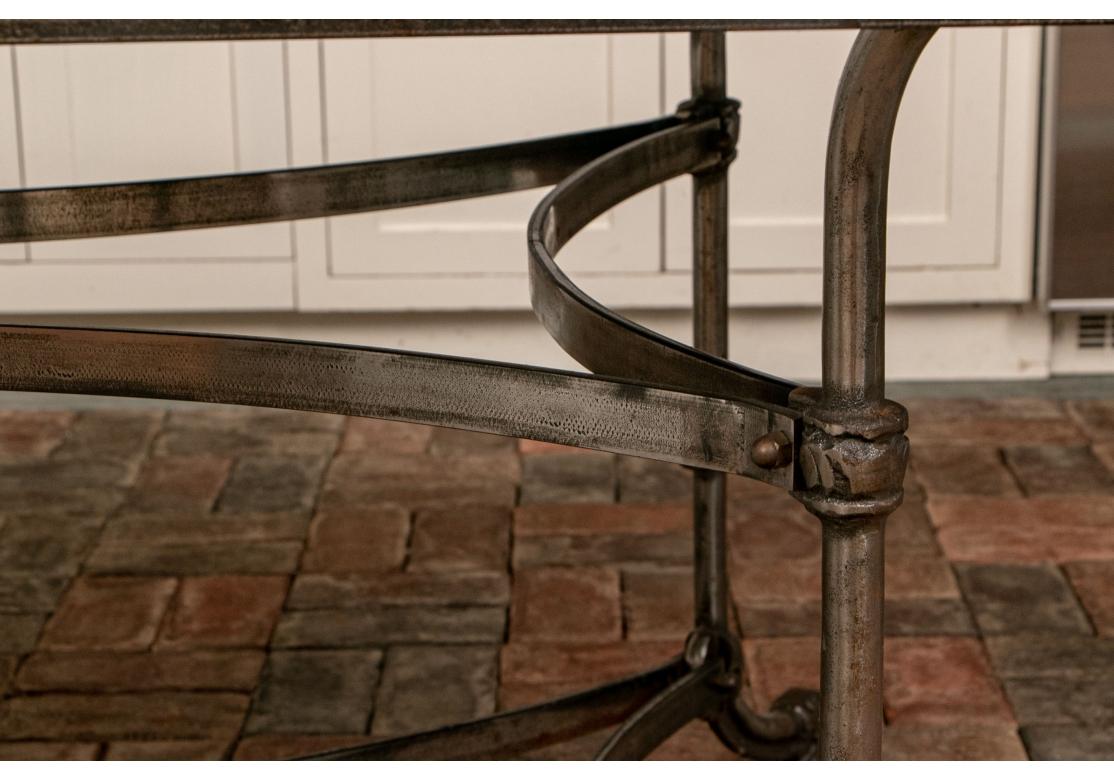 Großer und authentischer französischer Arbeitstisch aus der Industriezeit. Ein feiner antiker Bäckertisch mit Marmorplatte auf einem Eisensockel mit einer Konstruktion aus Rohren und Stahlbändern.
Abmessungen: 42