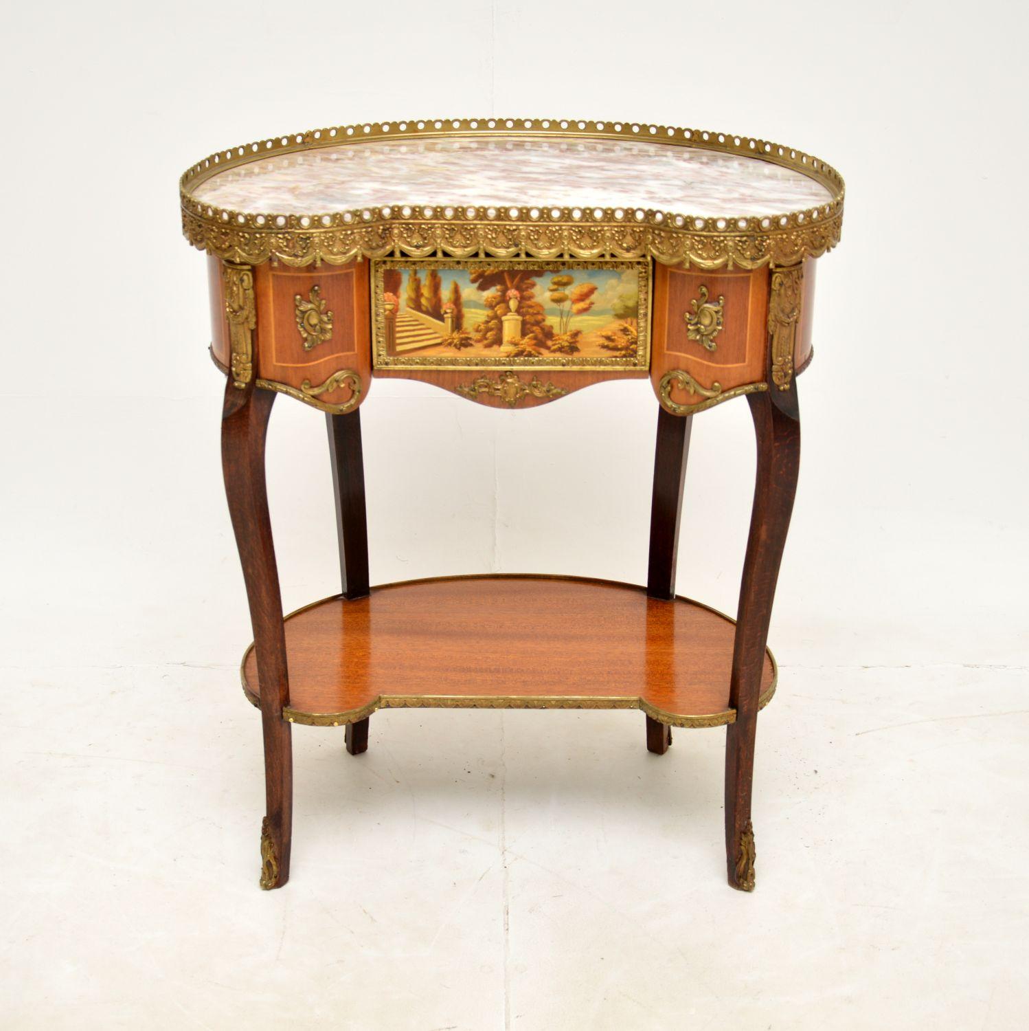A beautiful antique French kidney shape side table with a marble top. This was made in France & dates from around the 1930s period.

It is of superb quality, with stunning gilt metal mounts and a pierced brass gallery around the marble top. There