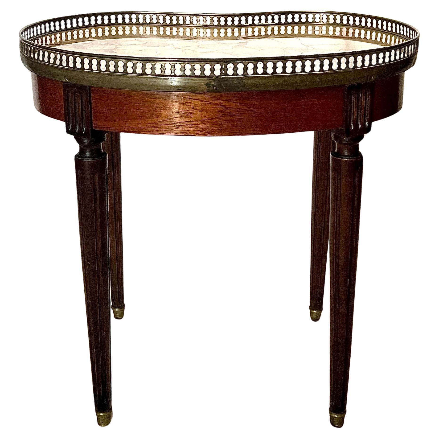 Antiker französischer knöchelförmiger Tisch mit Marmorplatte, ca. 1910-1920. (Französisch) im Angebot