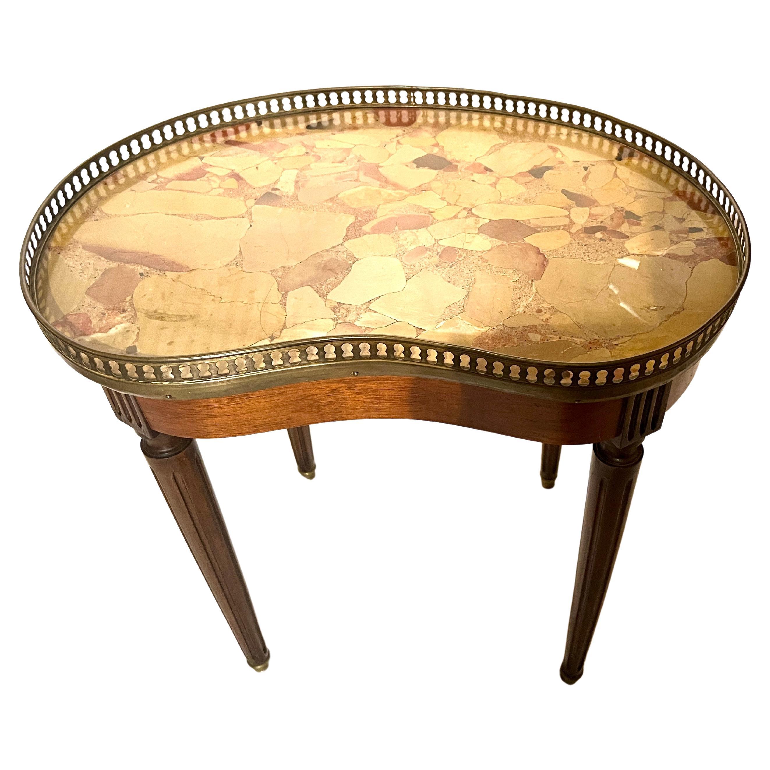Antiker französischer knöchelförmiger Tisch mit Marmorplatte, ca. 1910-1920. (20. Jahrhundert) im Angebot