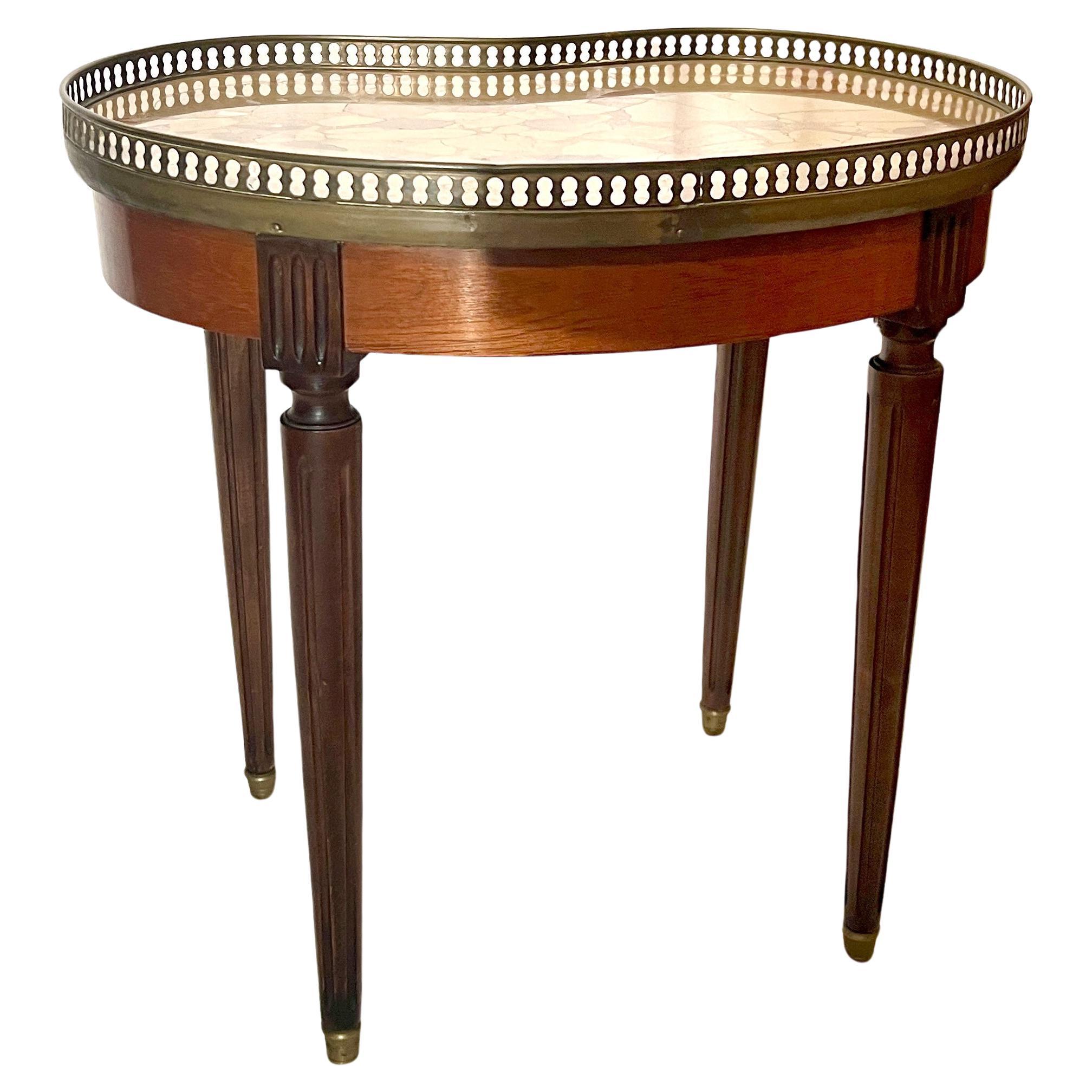 Antiker französischer knöchelförmiger Tisch mit Marmorplatte, ca. 1910-1920. im Angebot