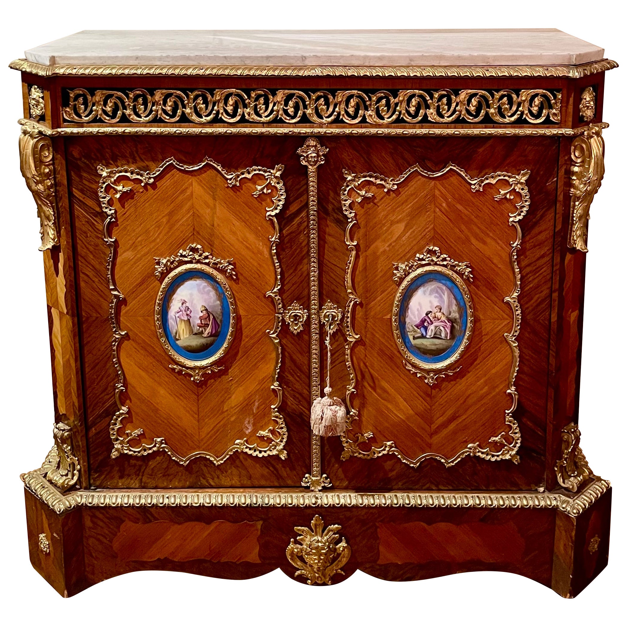 Antiker französischer Sèvres-Schrank mit Marmorplatte aus Königsholz und Ormolu, CIRCA 1870. im Angebot