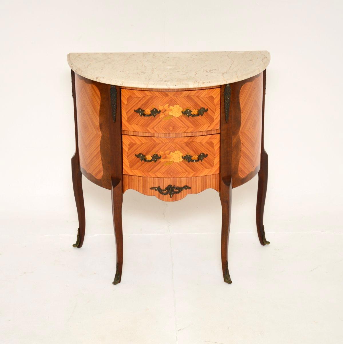 Preciosa cómoda francesa antigua con tapa de mármol, de alrededor de la década de 1950.

Es de una calidad maravillosa y tiene un tamaño muy útil, perfecto para utilizarlo como pequeña cómoda o consola en casa. Tiene hermosas incrustaciones de