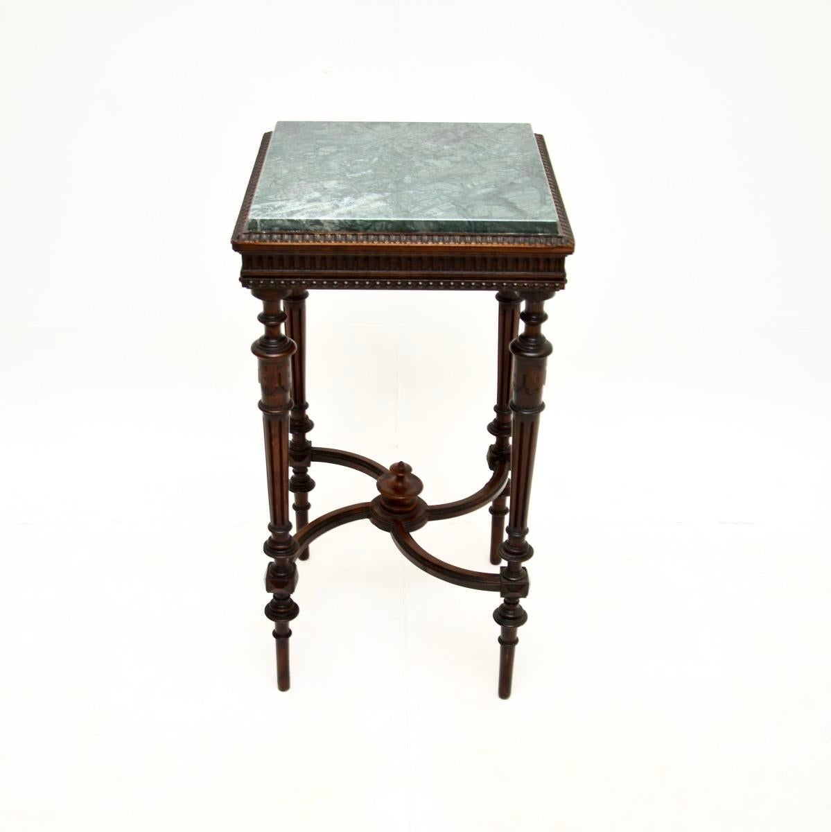 Magnifique table d'appoint ancienne en marbre, datant de la période 1890-1900.

Il est de très belle qualité, avec de magnifiques pieds cannelés reliés par une base étirée et galbée. Les bords du plateau sont finement sculptés et le plateau en