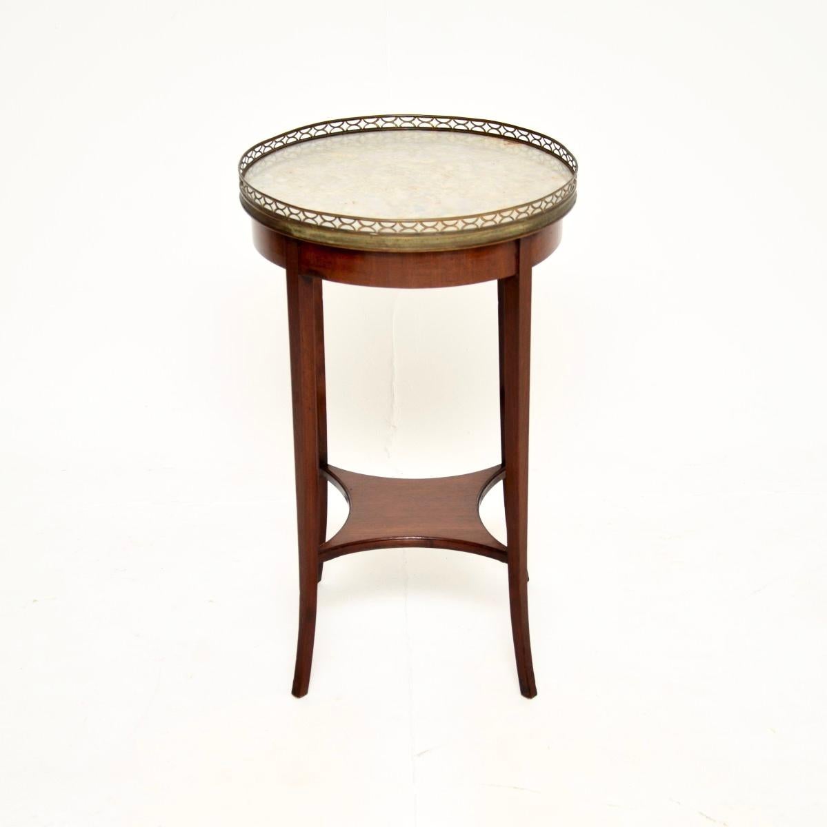 A beautiful and elegant original antique French marble top side table, dating from around the 1890-1900 period.

It is of lovely quality, beautifully constructed. The original inset marble top is surrounded by a stunning pierced brass gallery. There