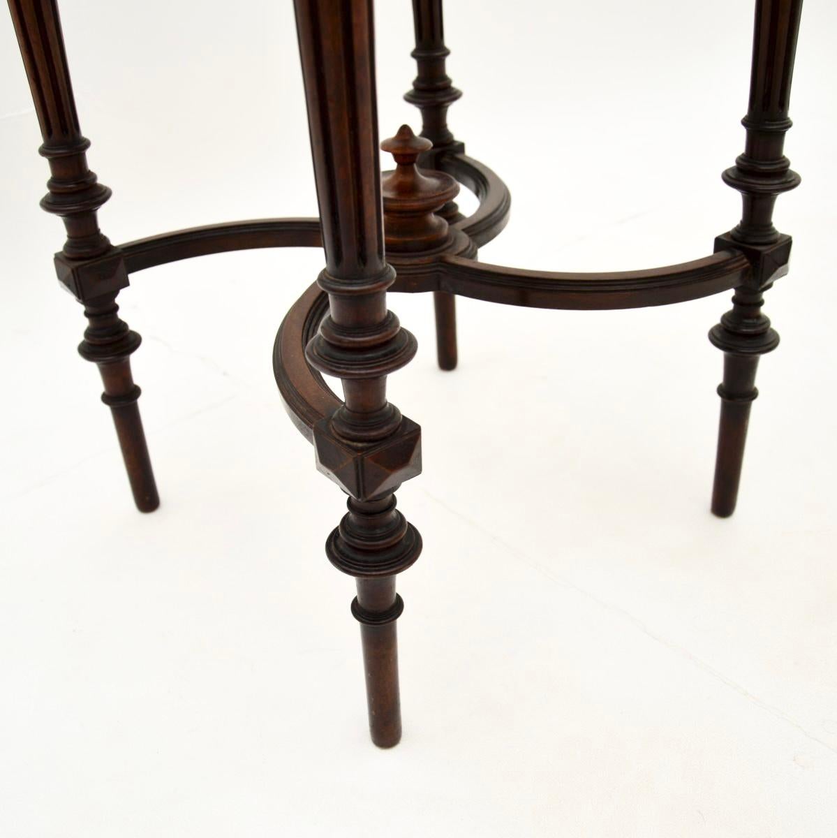 Table d'appoint française ancienne à plateau en marbre en vente 1