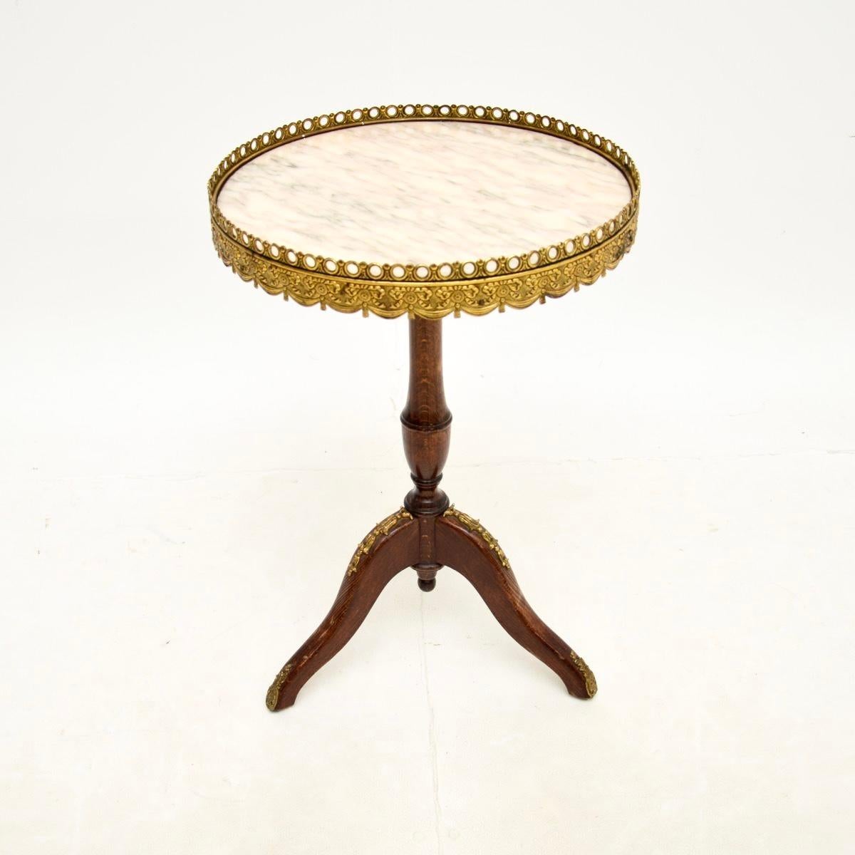 Un tavolo da vino antico francese con piano in marmo, bellissimo e molto ben fatto, risalente agli anni '30 circa.

È di ottima qualità, molto robusto e di dimensioni utili. La cornice in legno massiccio è dotata di montature in ormolu di alta