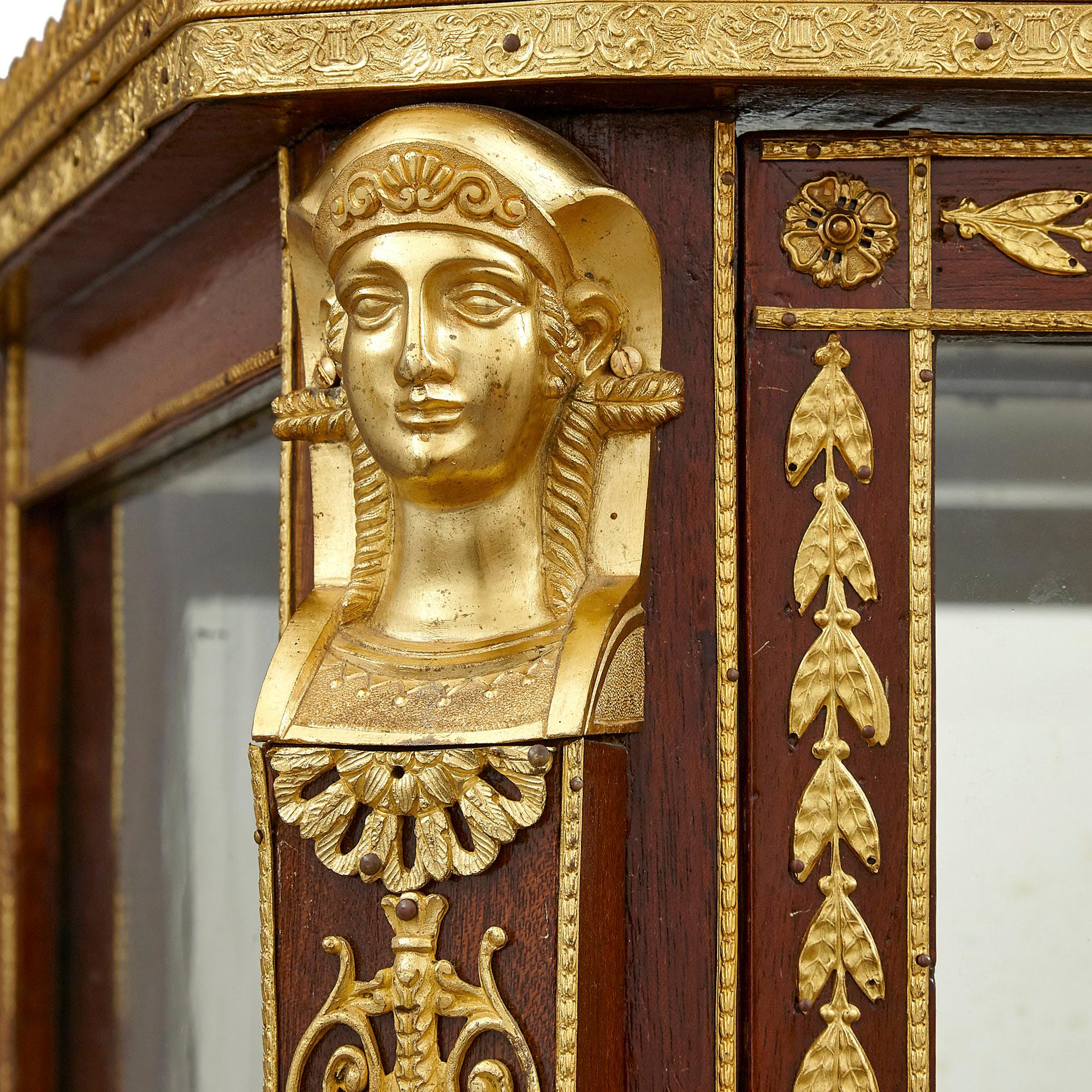 Antike französische Marmorvitrine im Empire-Stil (Vergoldet) im Angebot