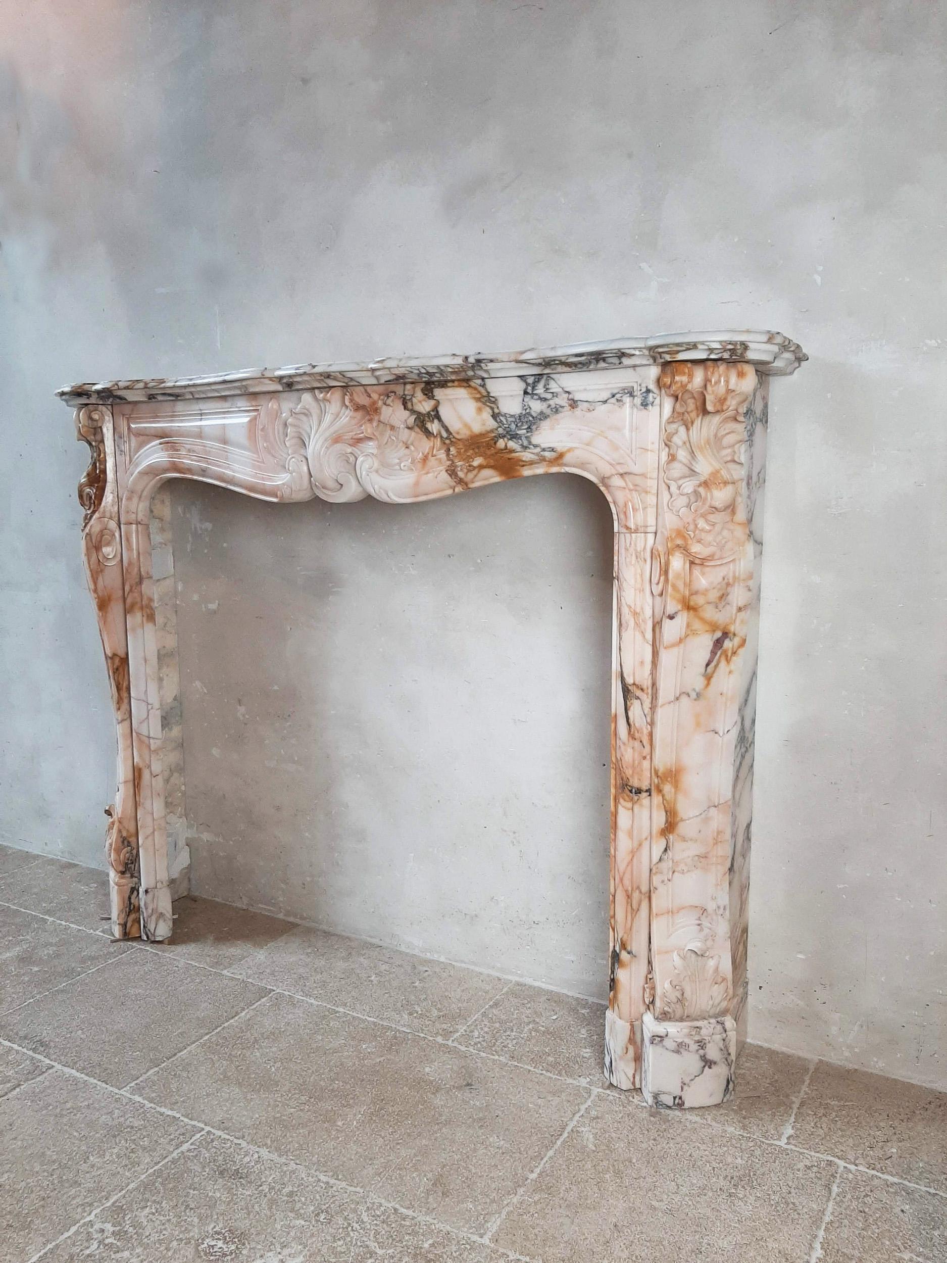 Antique French Marble Trois Coquilles Fireplace in Pink, Gray and Cognac Tones In Good Condition In Baambrugge, NL