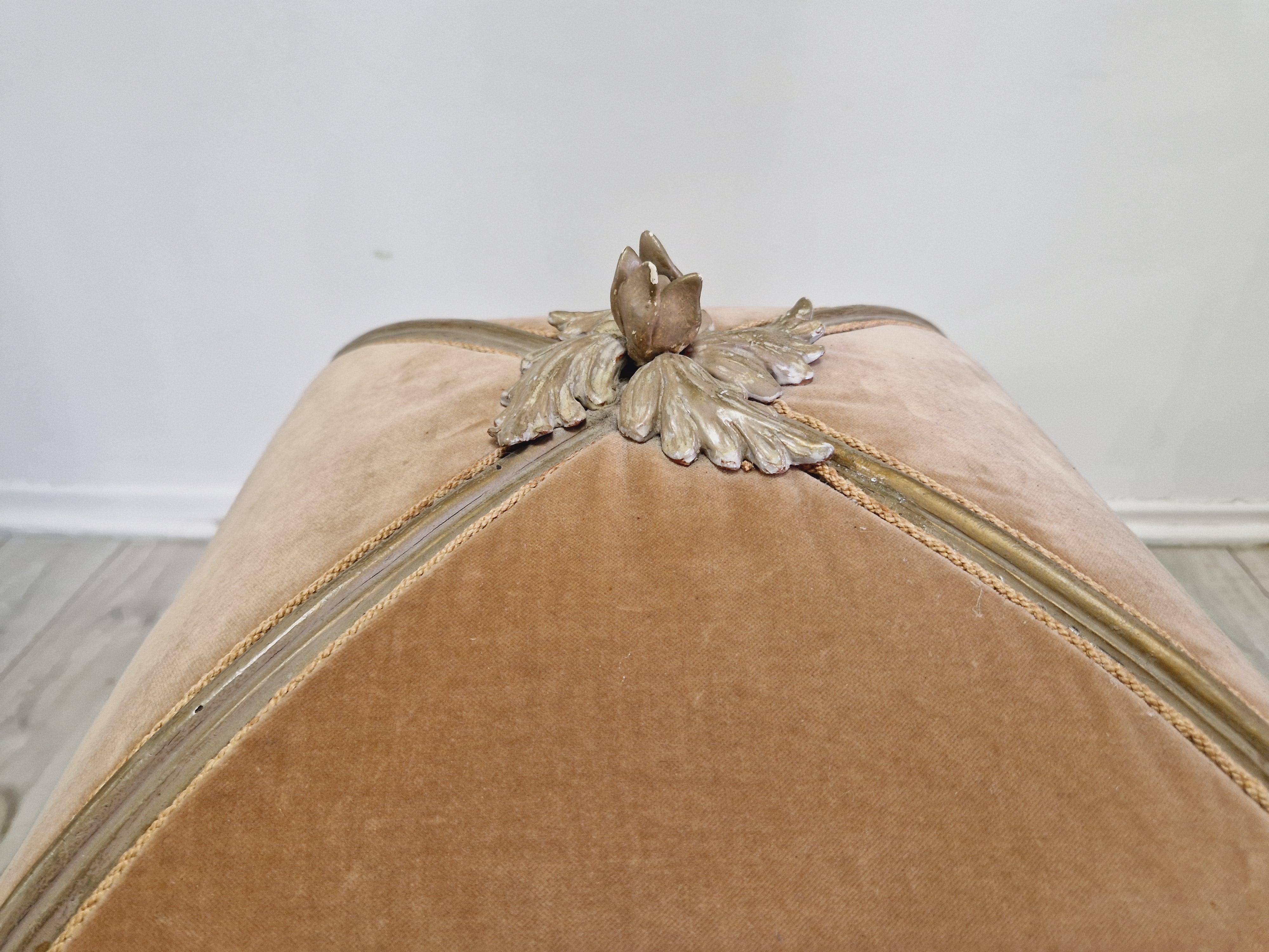 Questo letto antico per cani è un pezzo d'arredamento straordinario che emana eleganza e stile. Realizzato in Francia nei primi anni del 1900, questo letto è realizzato in legno e vanta un design Luigi XVI unico e senza tempo. Il letto è perfetto
