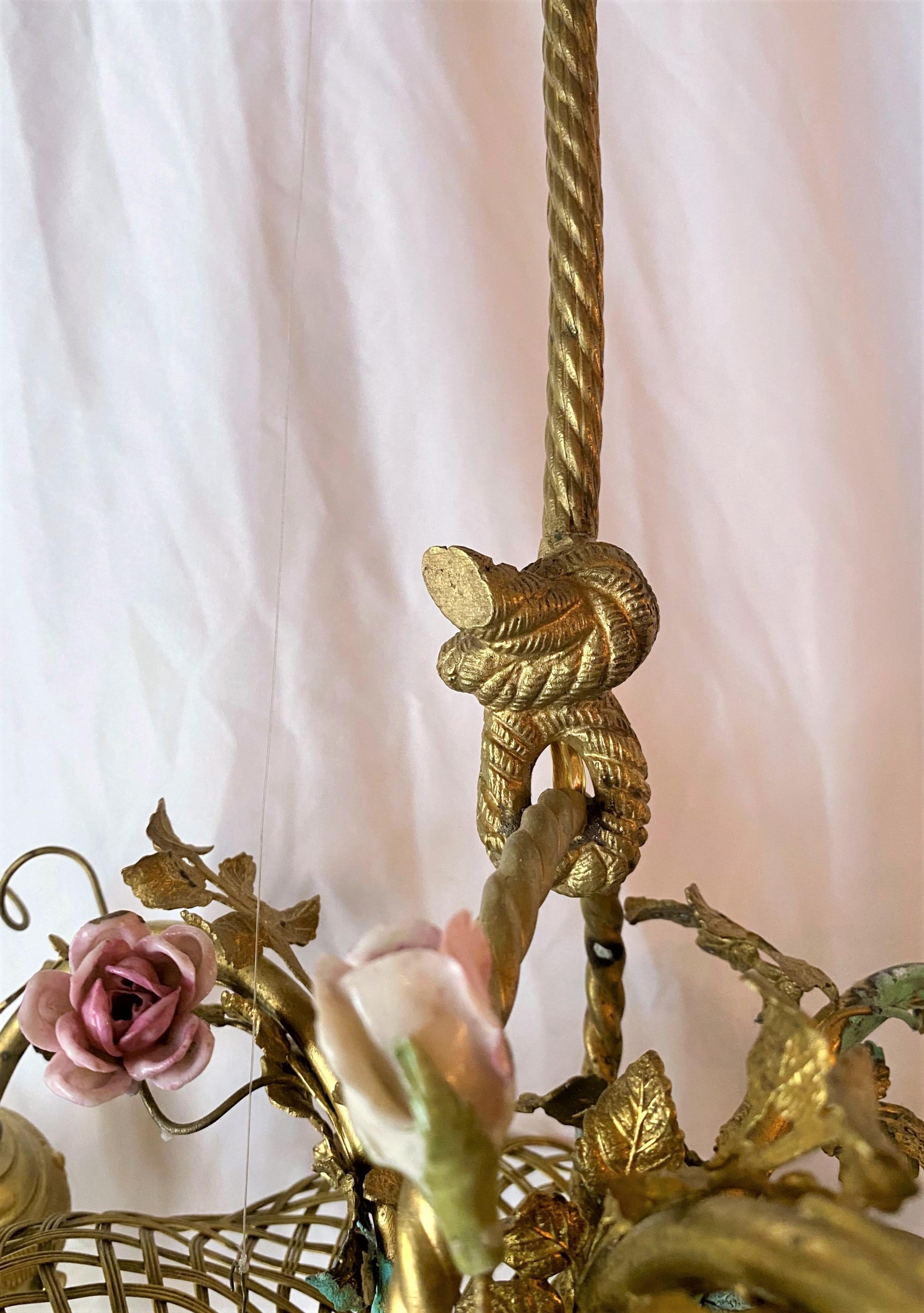 Lustre ancien en bronze doré et porcelaine Marie-Antoinette 1880 Bon état - En vente à New Orleans, LA