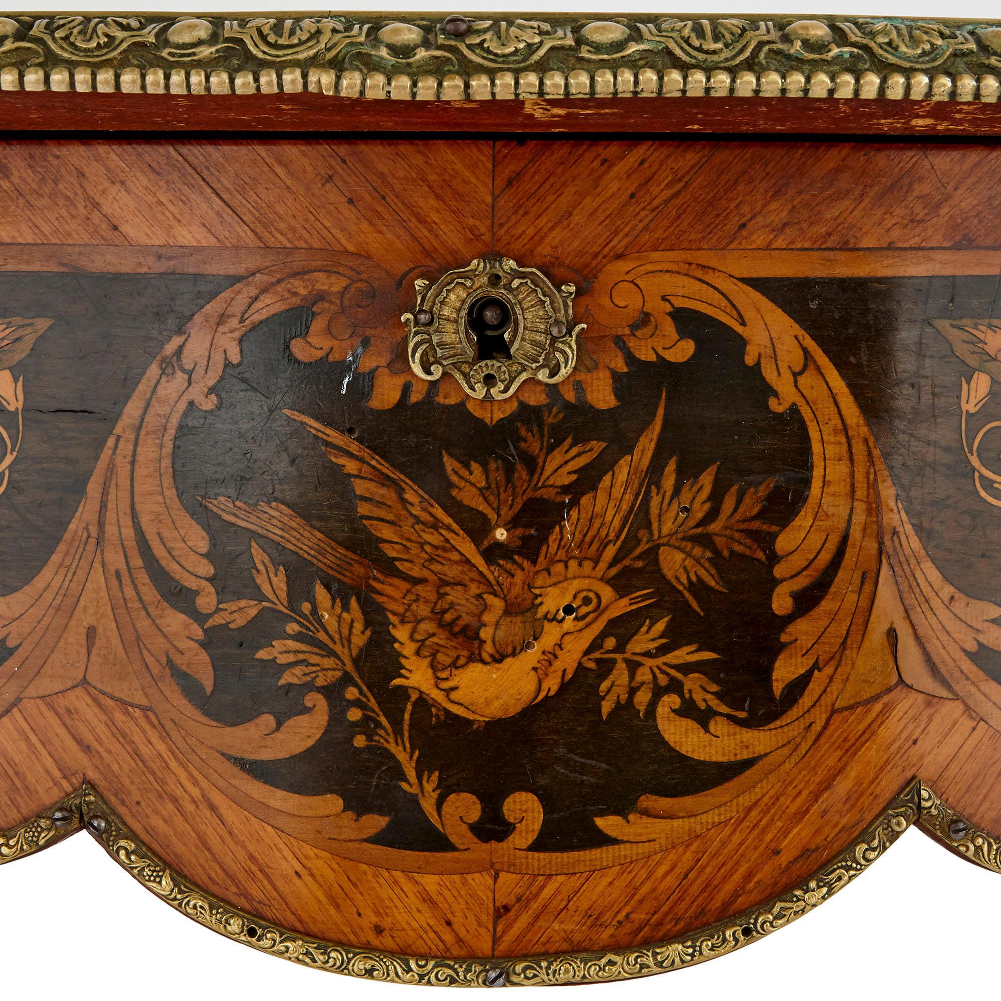 Antiker französischer Mitteltisch mit Intarsien und vergoldeter Bronze (Französisch) im Angebot