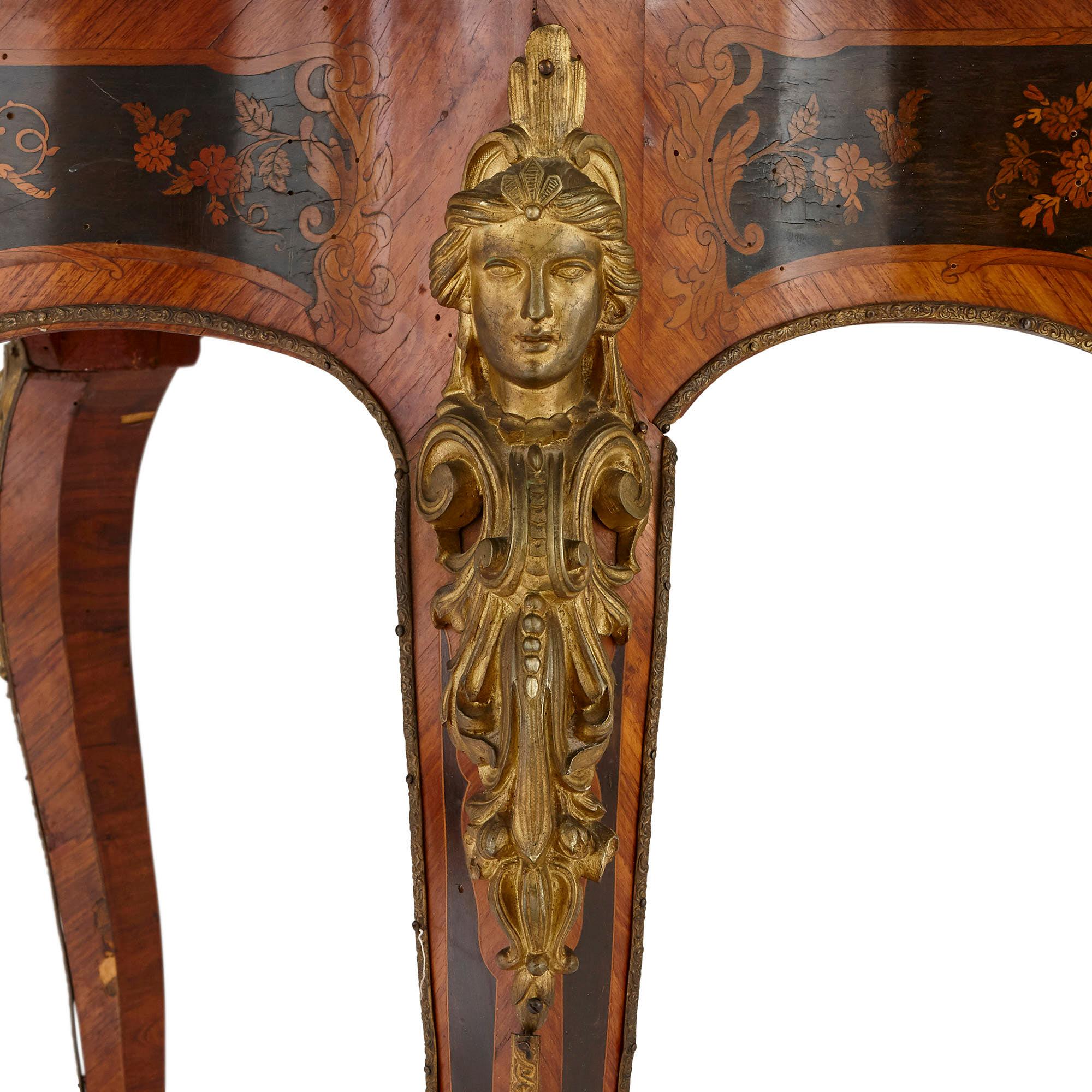 Doré Table centrale française ancienne en marqueterie et bronze doré en vente
