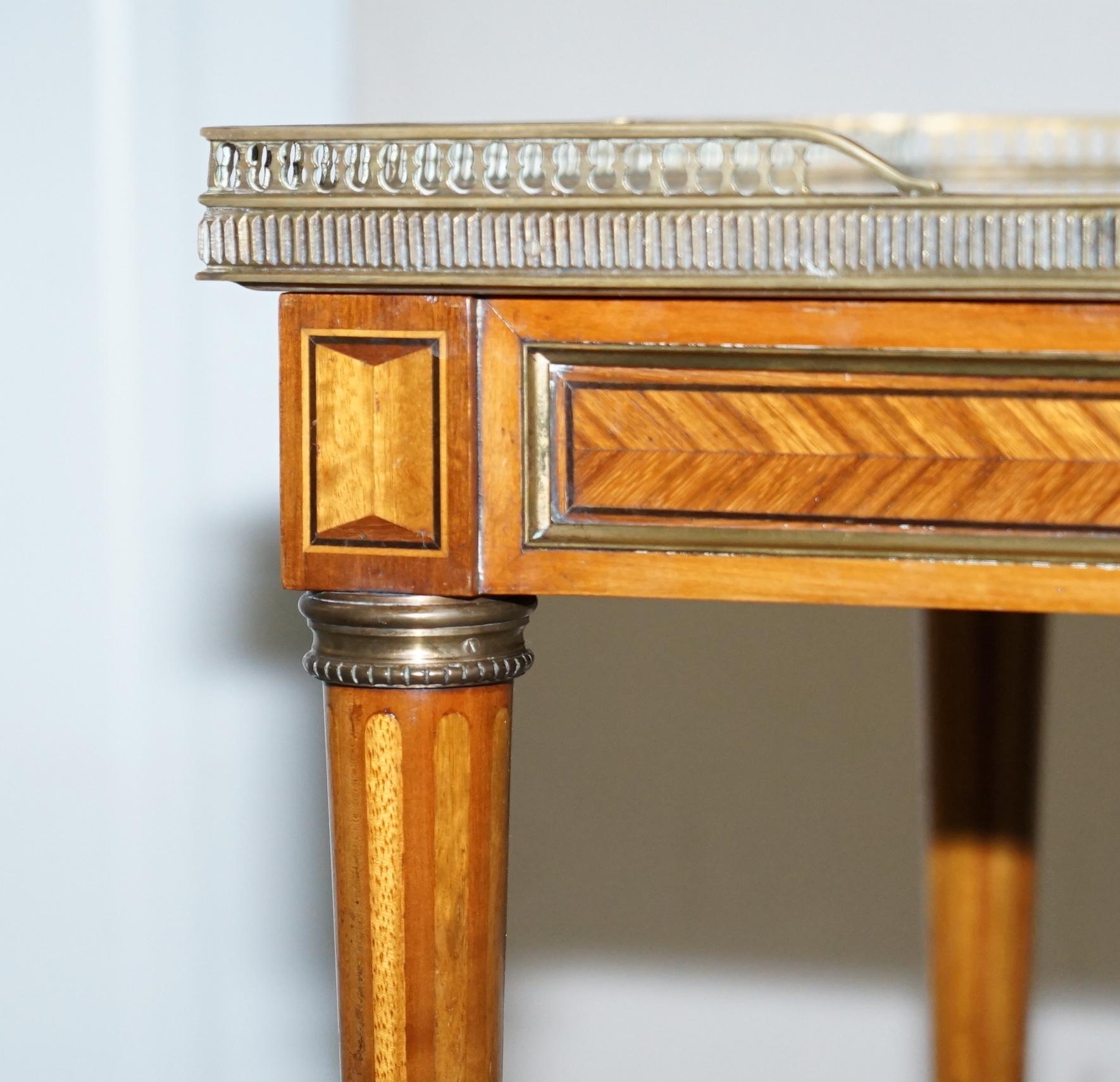 Laiton Ancienne table basse française marquetée et incrustée avec plateau en marbre épais et rallonge galerie en laiton en vente