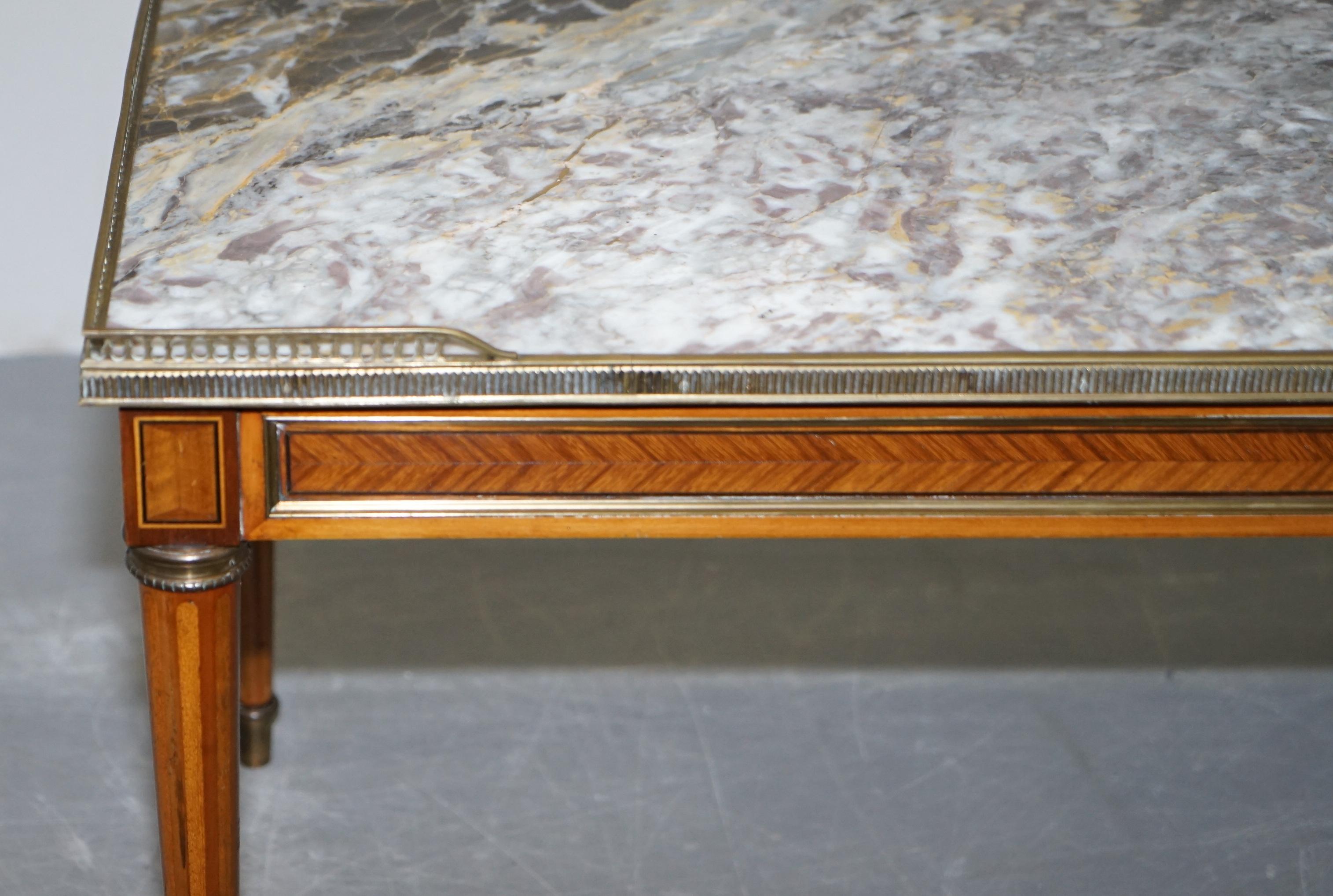 Ancienne table basse française marquetée et incrustée avec plateau en marbre épais et rallonge galerie en laiton en vente 2