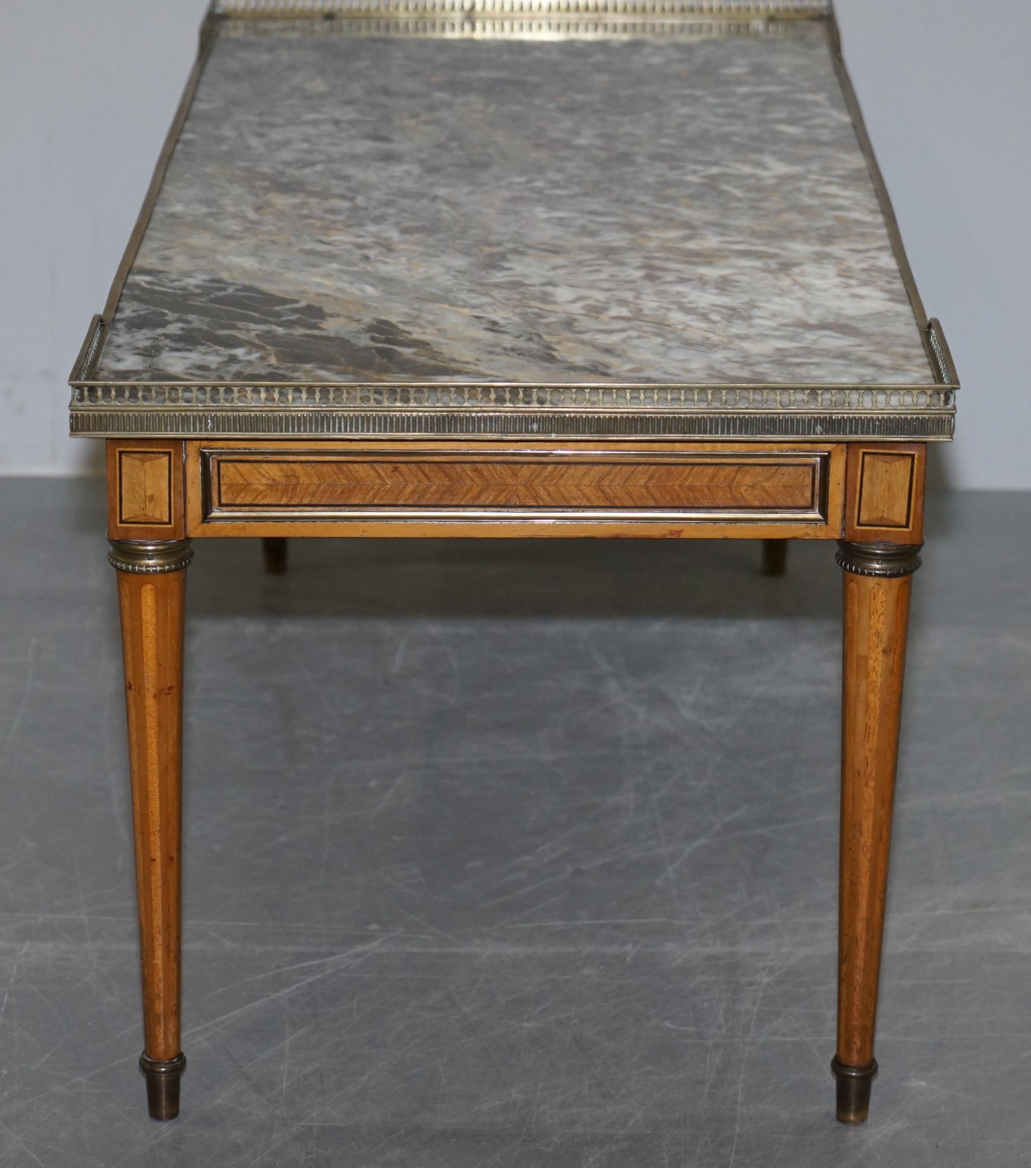 Ancienne table basse française marquetée et incrustée avec plateau en marbre épais et rallonge galerie en laiton en vente 3